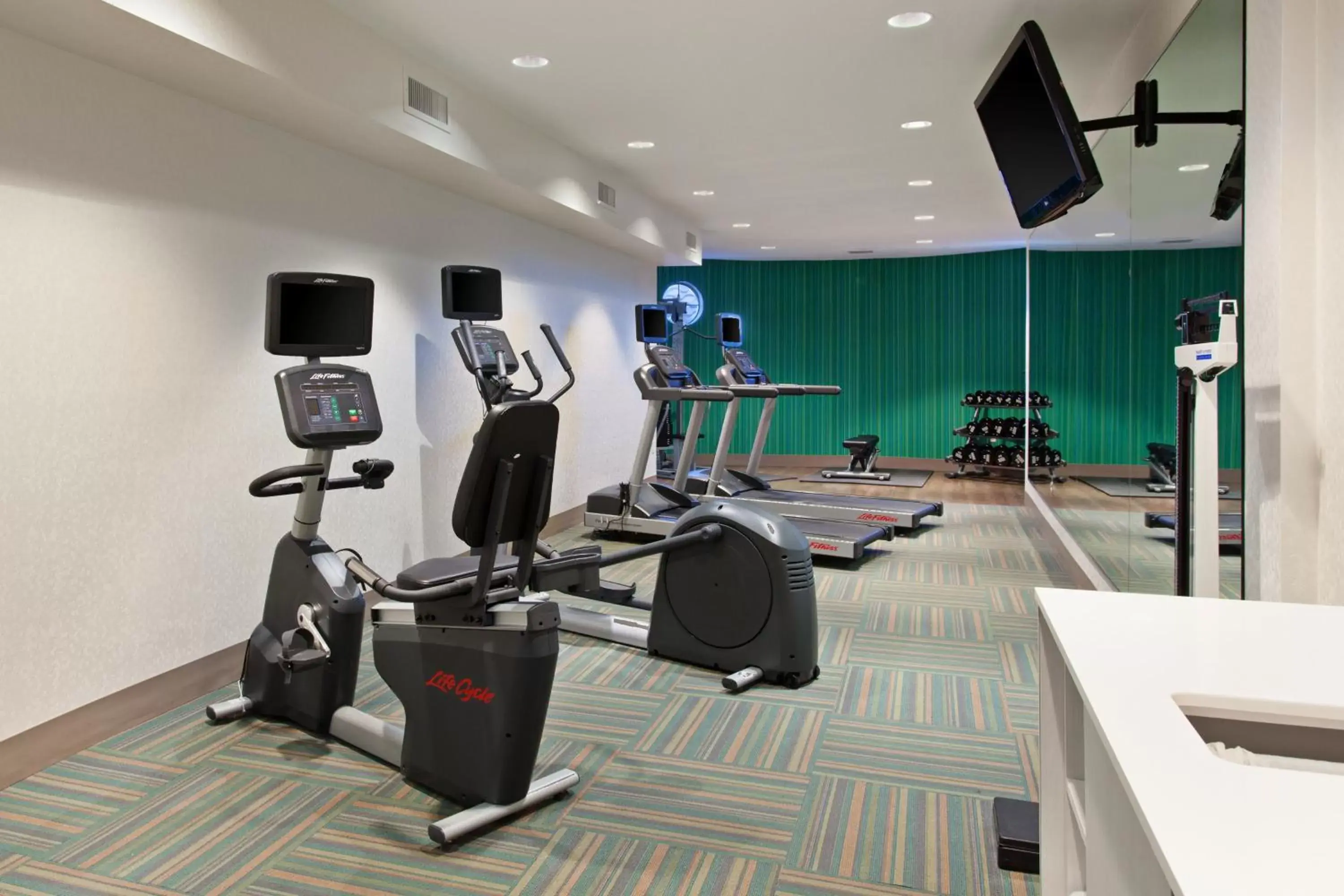Spa and wellness centre/facilities, Fitness Center/Facilities in Holiday Inn Express & Suites Corona, an IHG Hotel