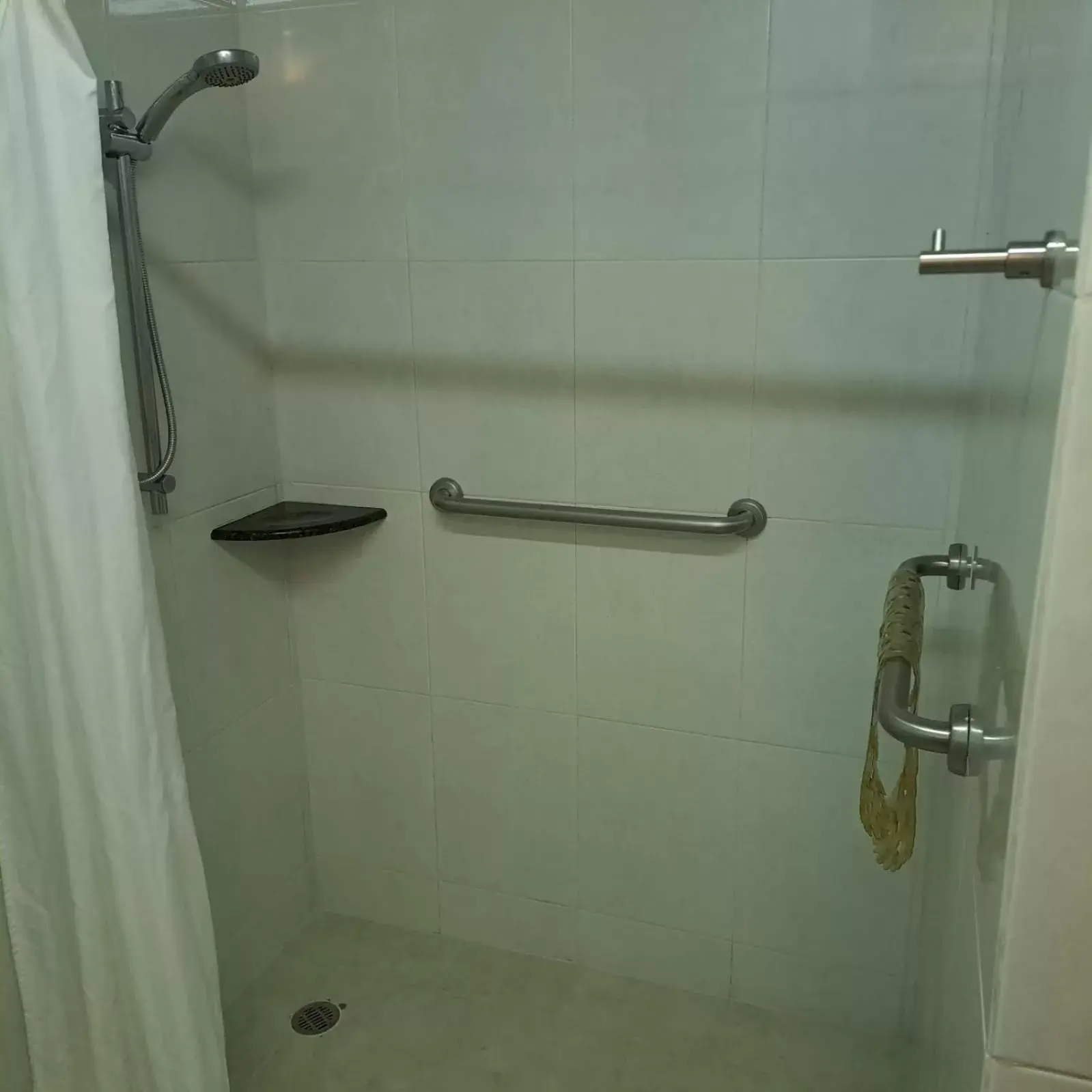 Shower, Bathroom in Howard Johnson by Wyndham Toluca