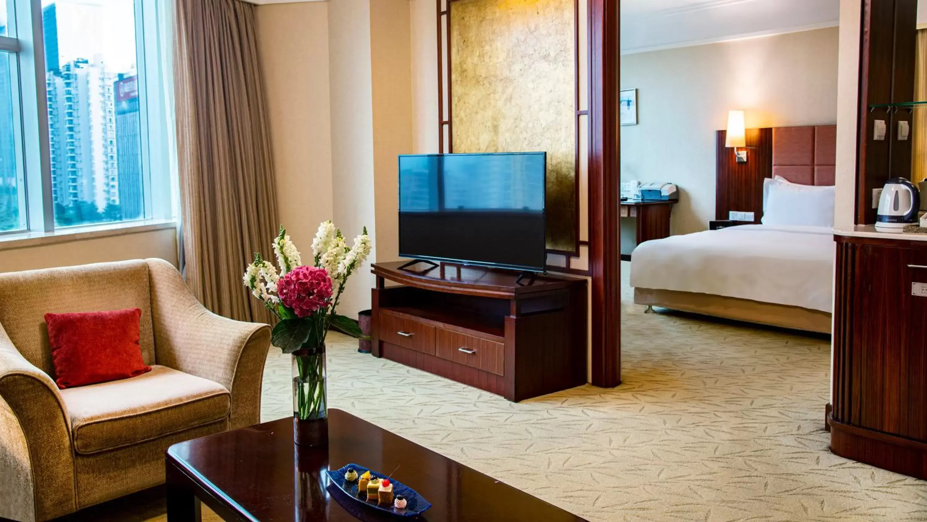 Photo of the whole room, TV/Entertainment Center in Holiday Inn Shenzhen Donghua, an IHG Hotel