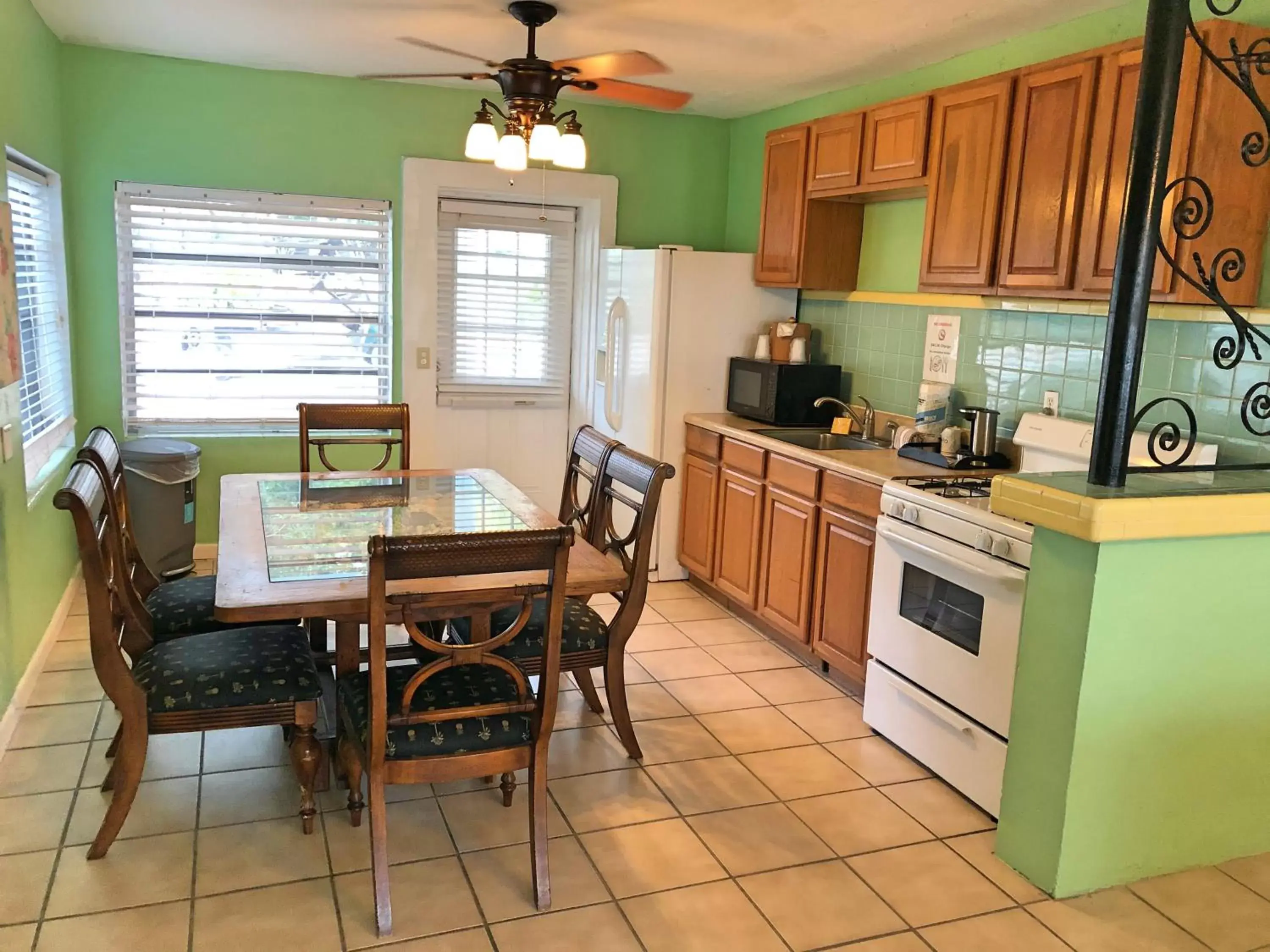 Kitchen or kitchenette, Kitchen/Kitchenette in The Pelican Key Largo Cottages