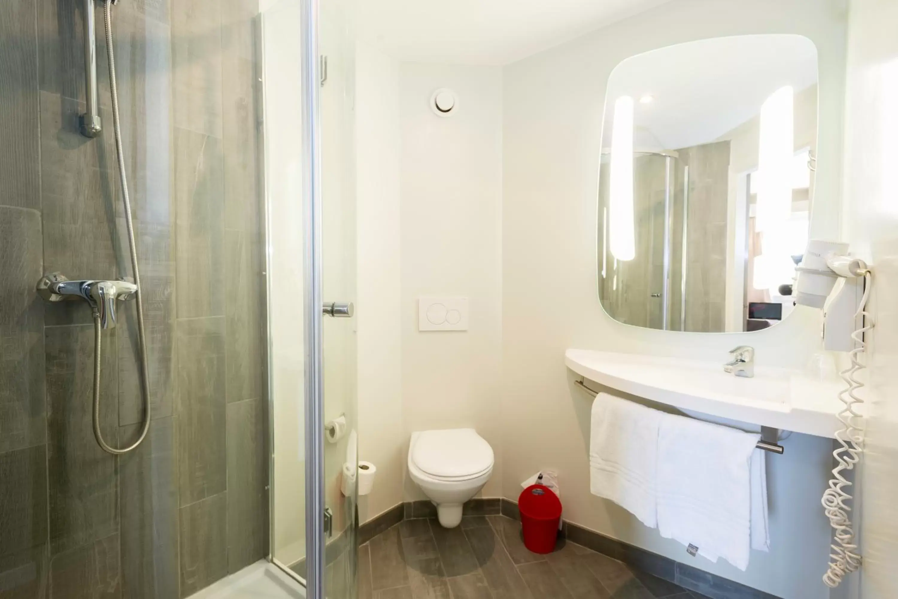 Shower, Bathroom in Ibis Granada