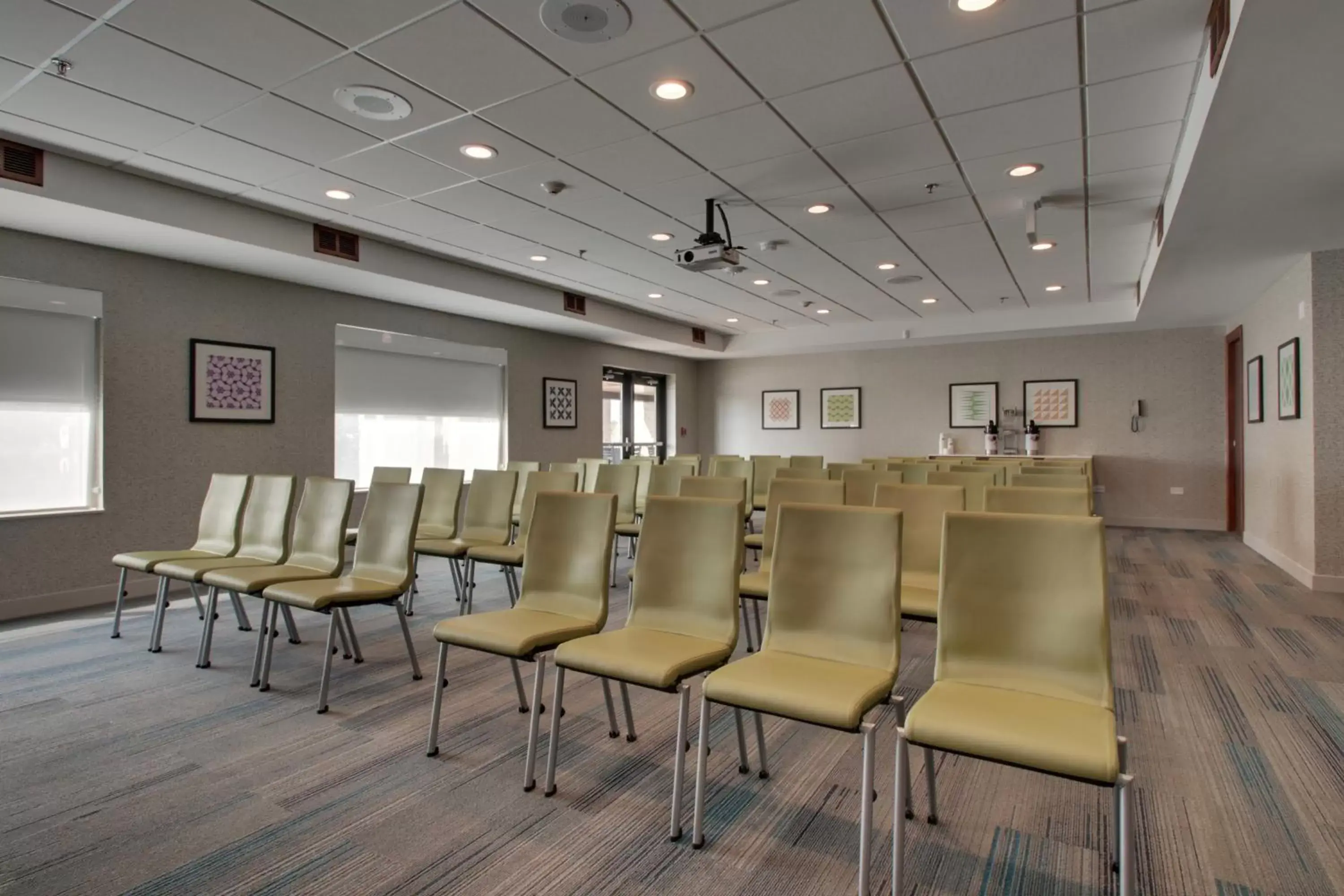 Meeting/conference room in Holiday Inn Express & Suites Aurora - Naperville, an IHG Hotel