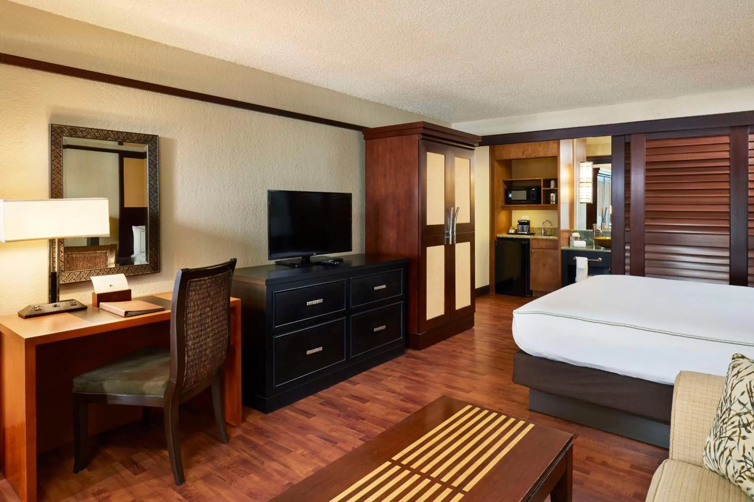 Bedroom, TV/Entertainment Center in DoubleTree by Hilton Hotel Orlando at SeaWorld