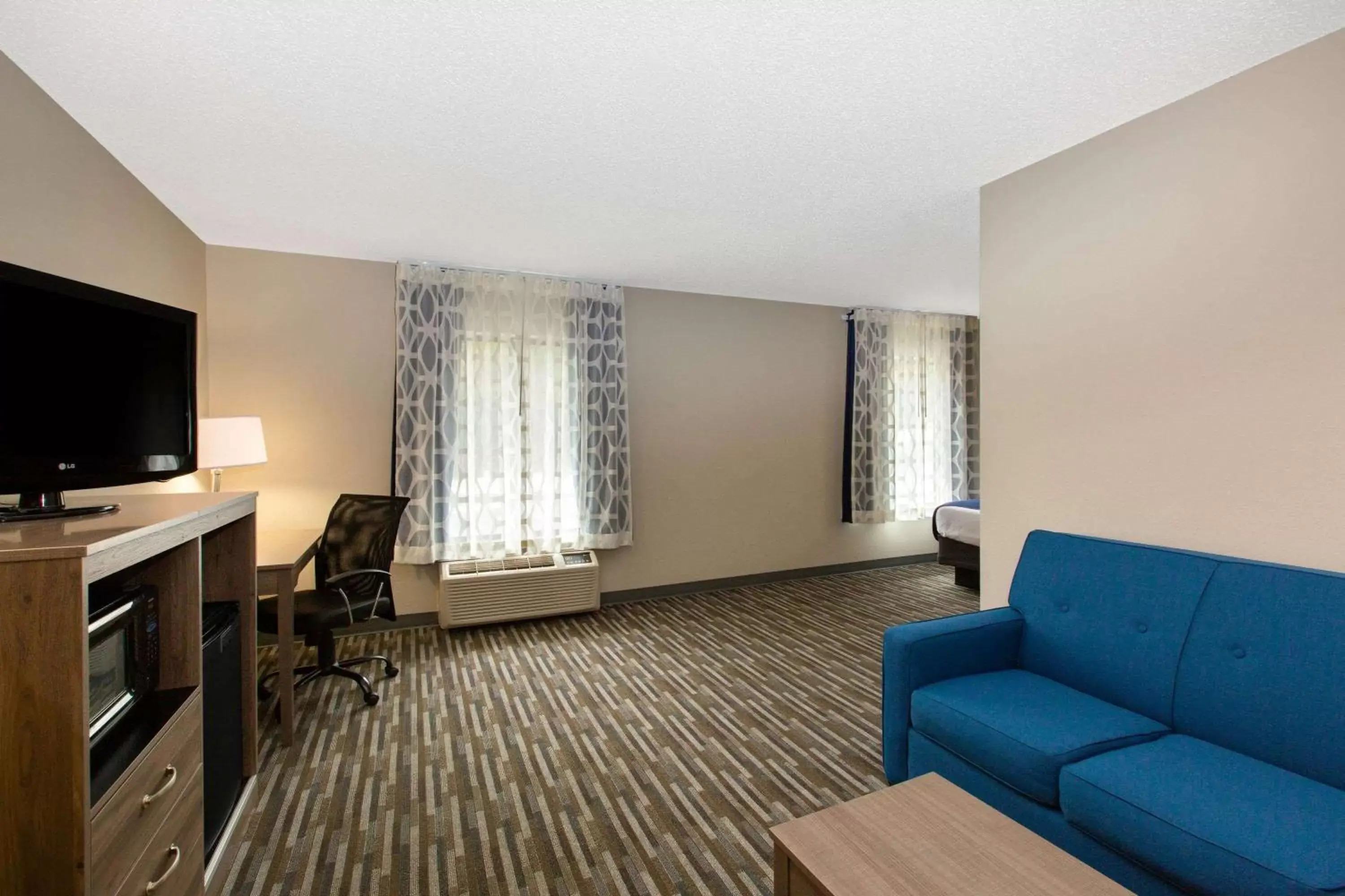 Photo of the whole room, Seating Area in Days Inn & Suites by Wyndham Wisconsin Dells