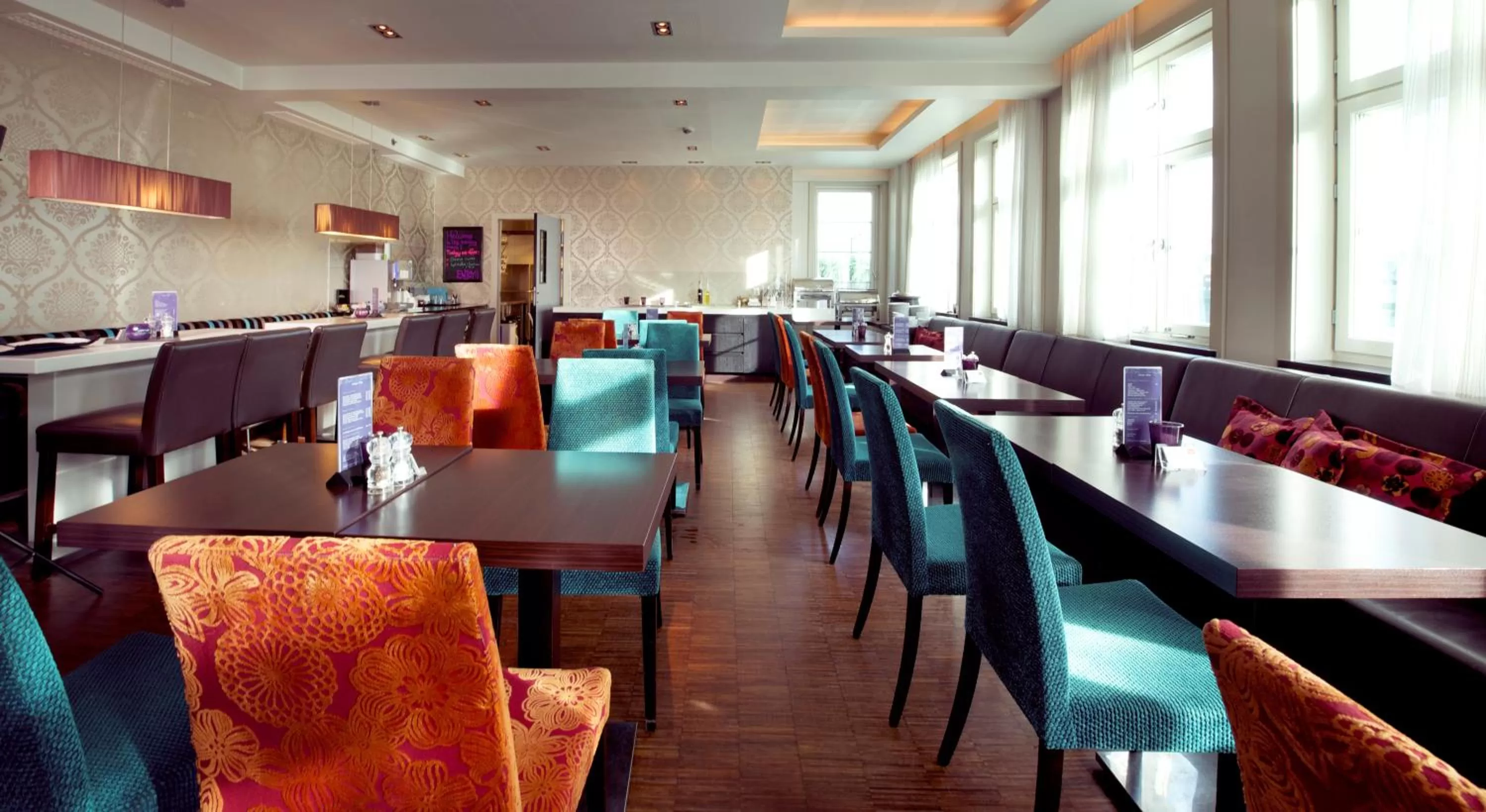 Communal lounge/ TV room in Home Hotel Folketeateret