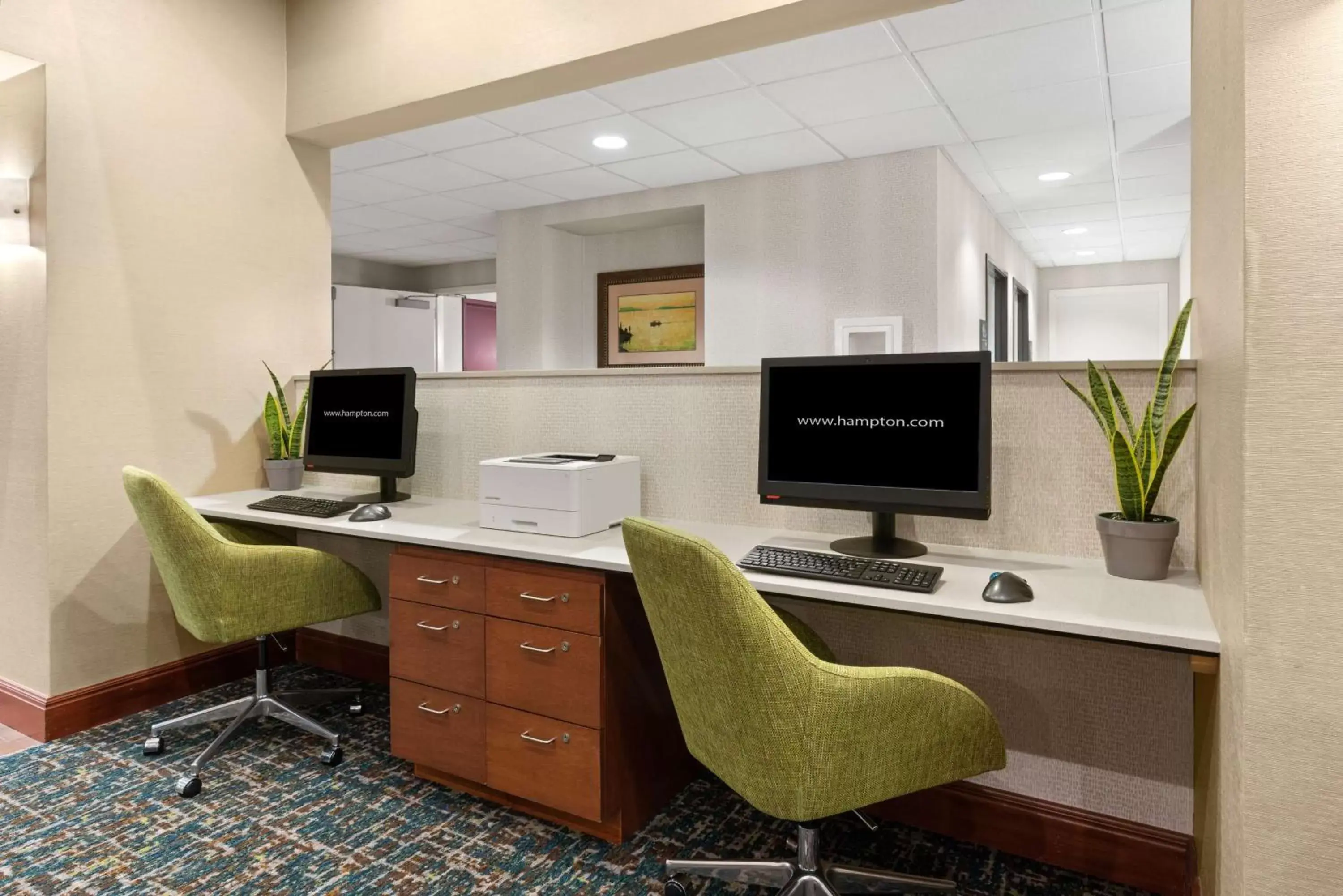 Business facilities, TV/Entertainment Center in Hampton Inn & Suites Burlington