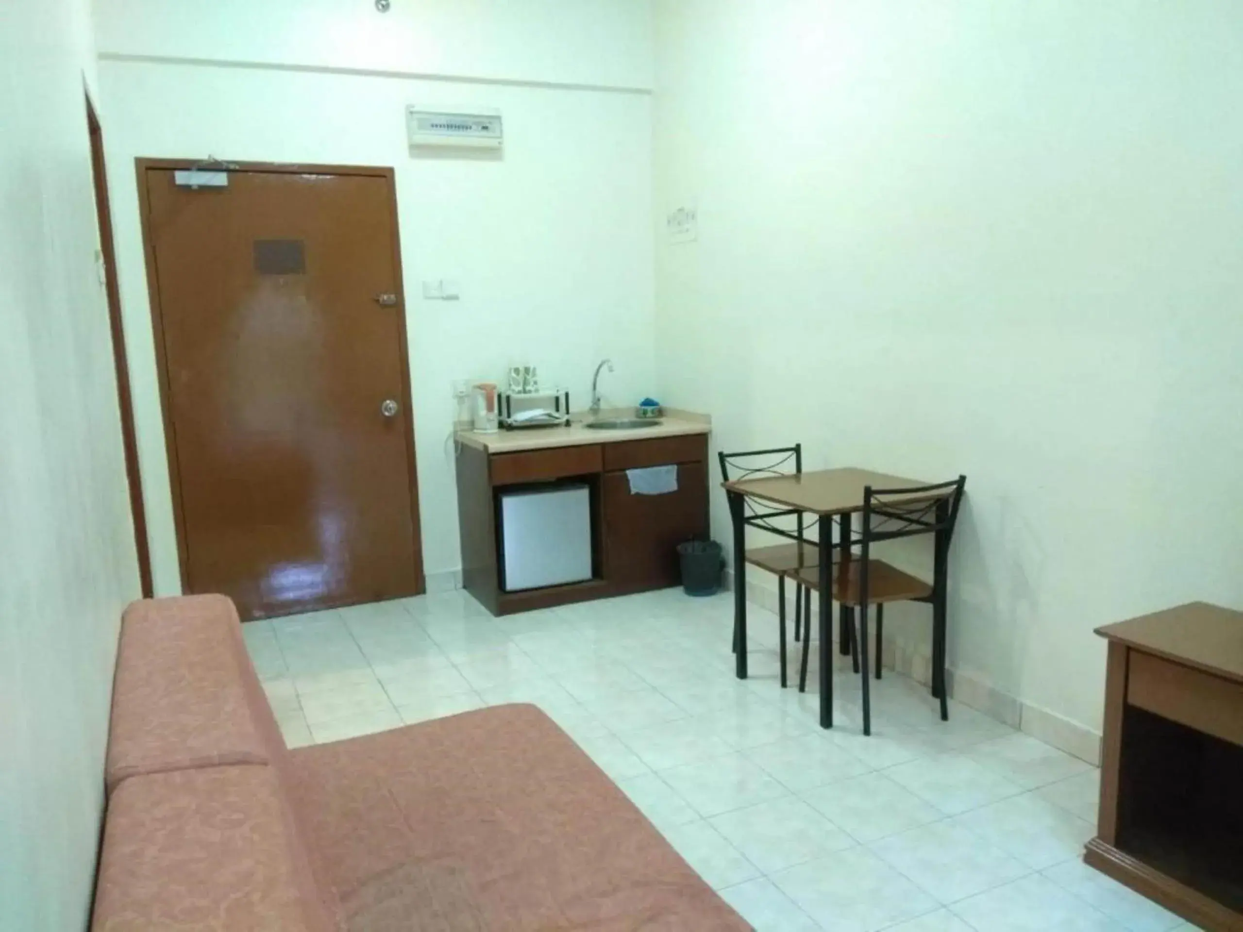Bedroom, Kitchen/Kitchenette in OYO HOME 90301 Suria Service Apartments @ Bukit Merak Laketown Resort