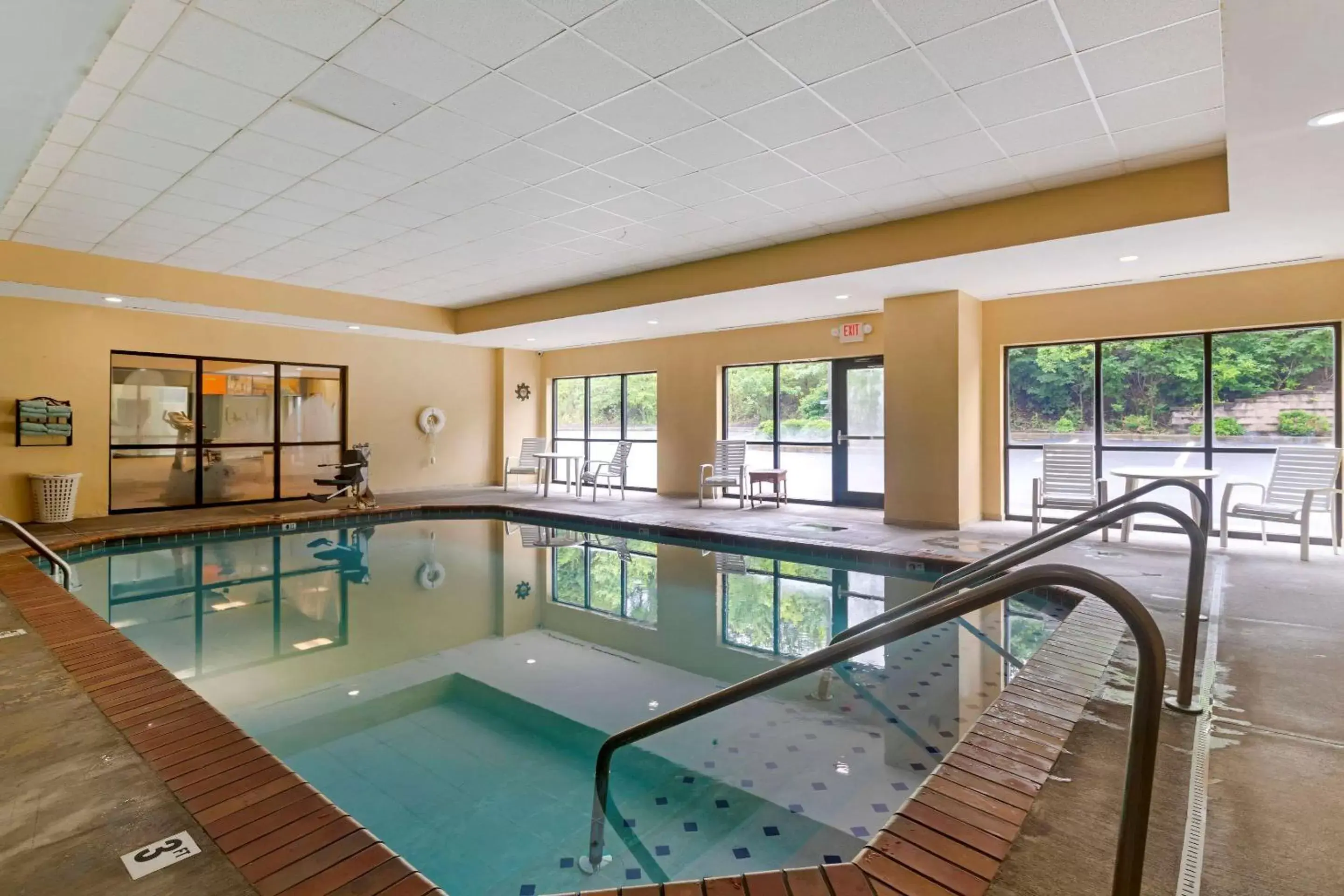 Pool view, Swimming Pool in Comfort Suites Kingsport