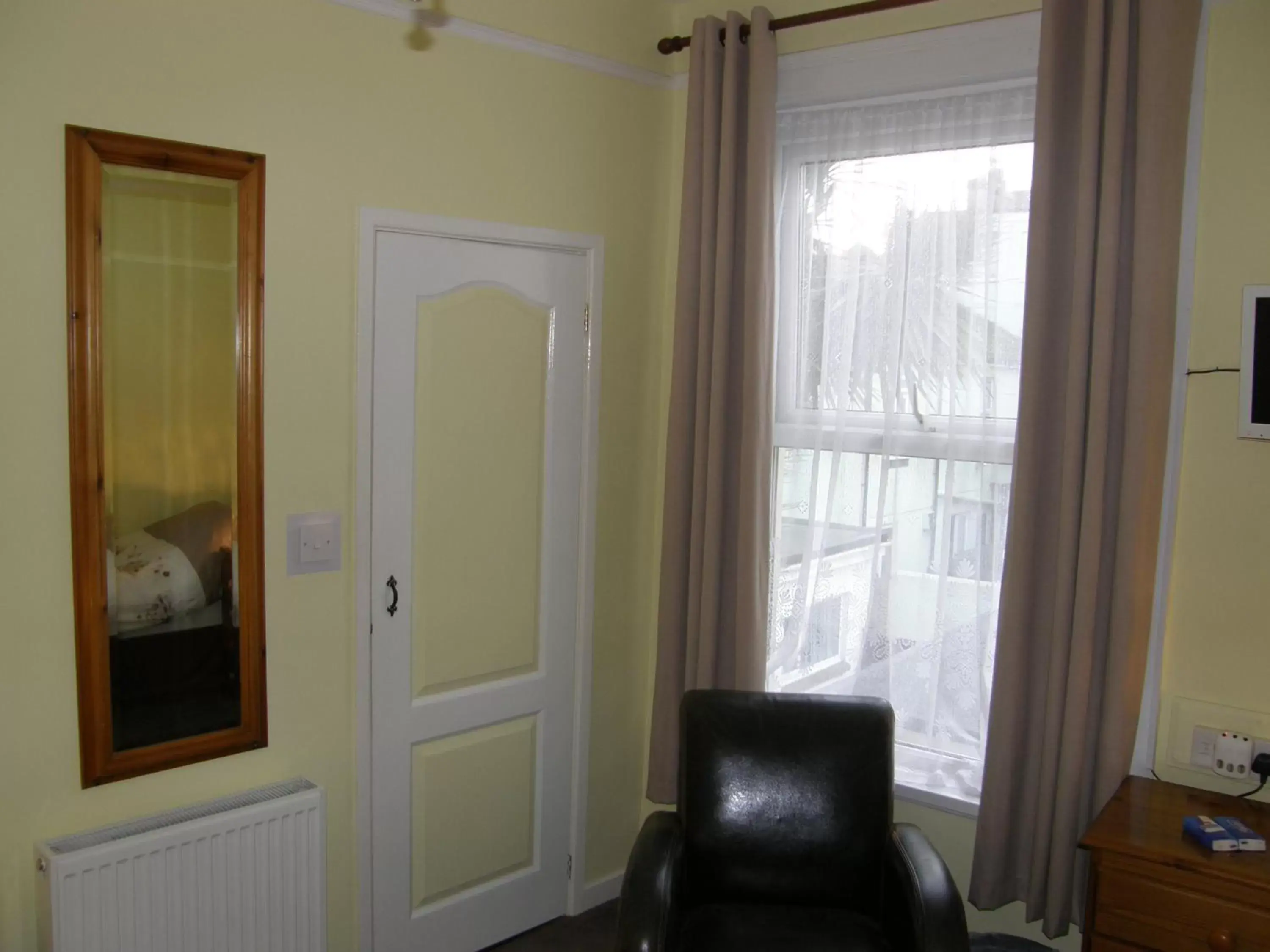 Bedroom, Seating Area in Kingswinford Guest House