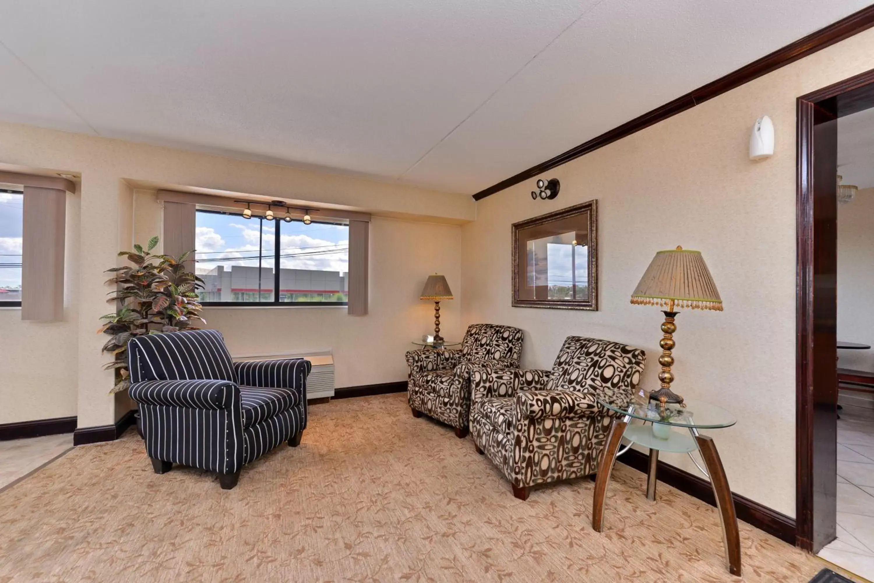 Living room in Americas Best Value Inn-Pittsburgh Airport Living room in Americas Best Value Inn-Pittsburgh Airport