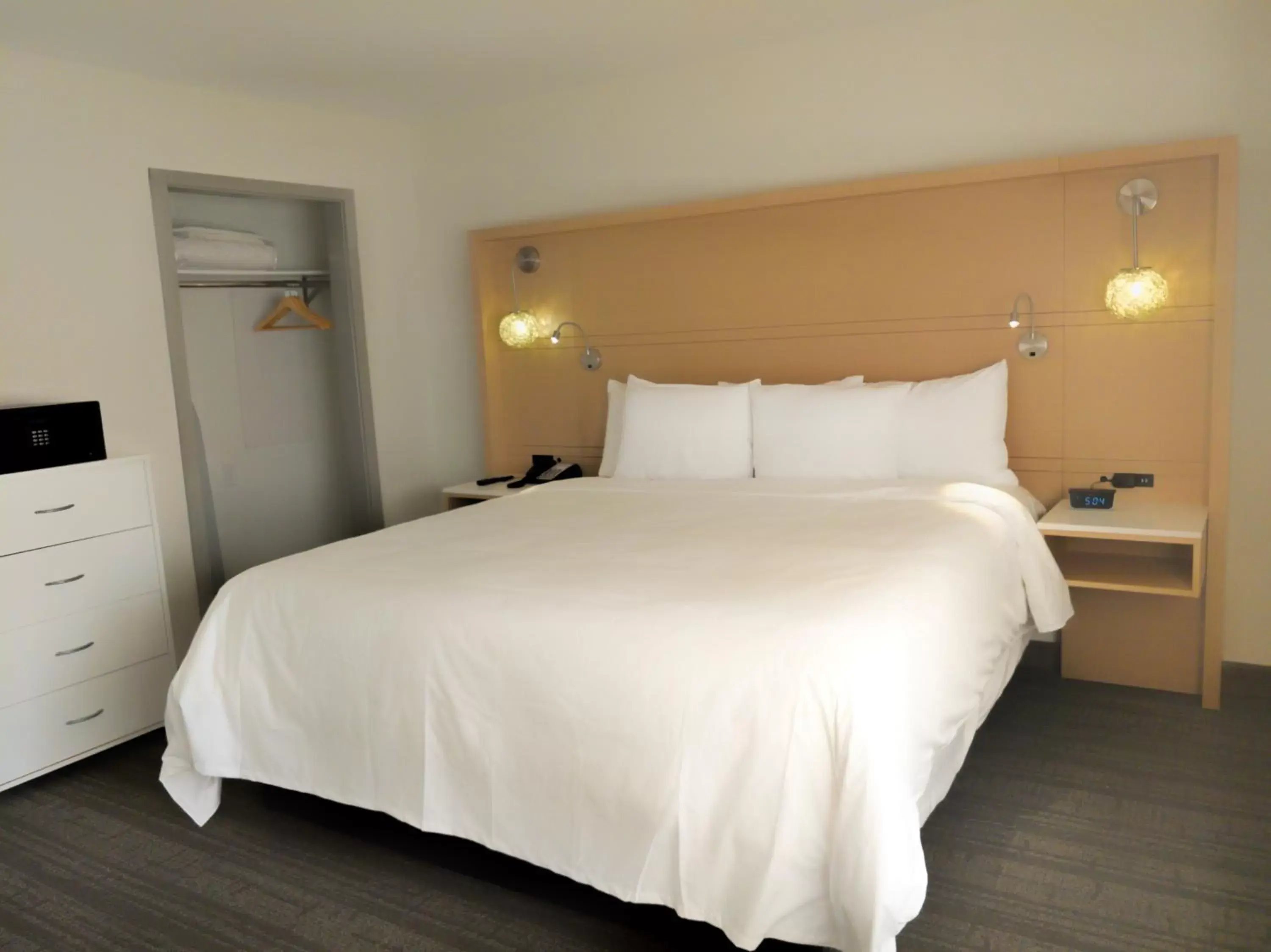 Bedroom, Bed in Radisson Hotel Atlanta Airport