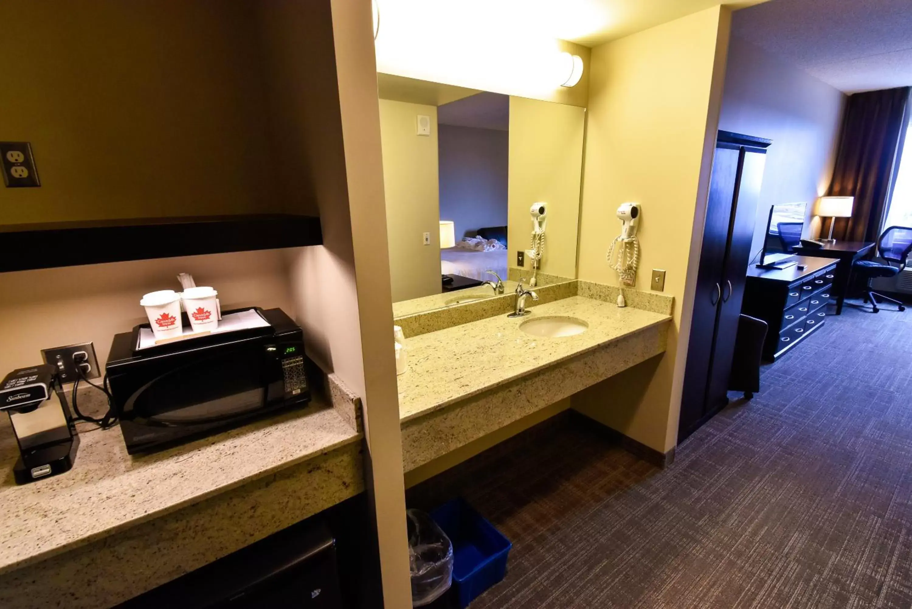 Coffee/tea facilities, Bathroom in Canad Inns Health Sciences Centre