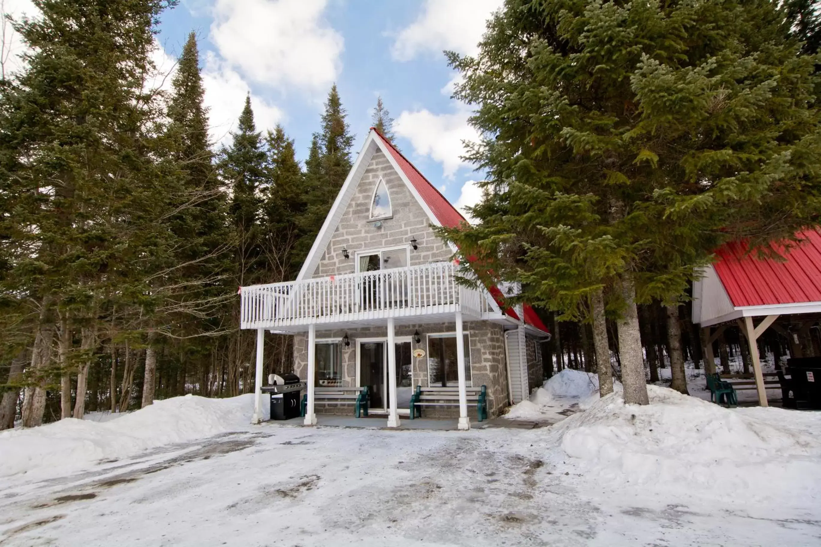 Facade/entrance, Property Building in Camping Chalets Spas Pignons Rouges