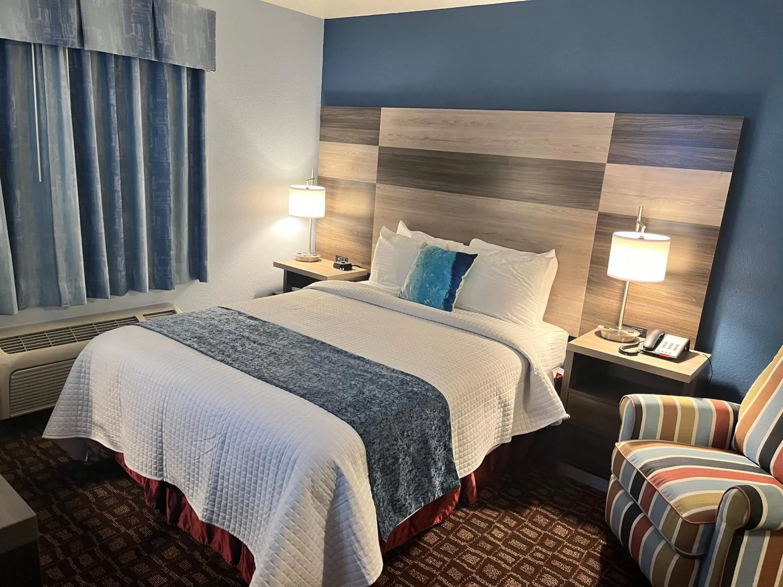 Guests, Bed in Garnett Hotel & RV Park