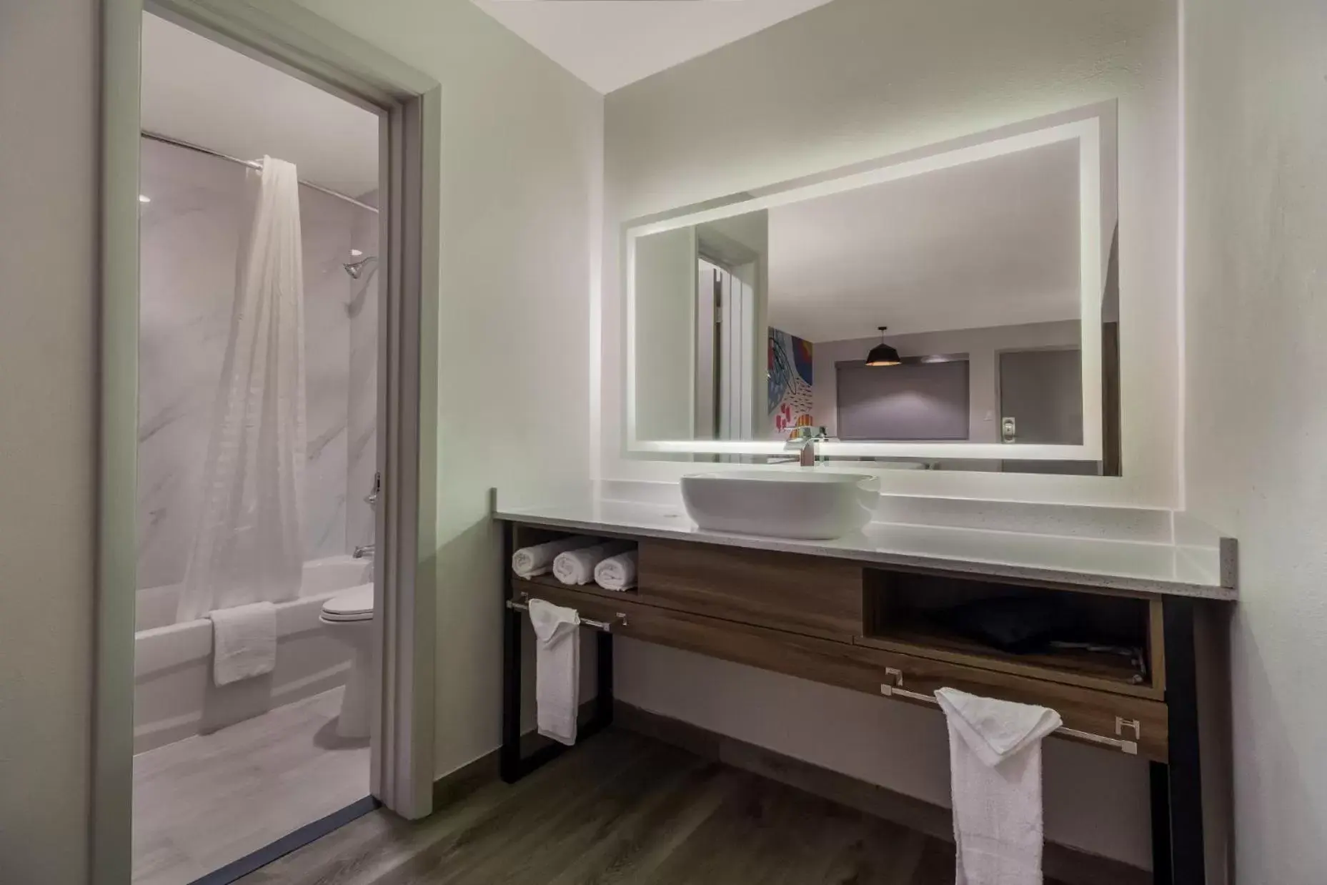 Shower, Bathroom in Signature Inn Houston Galleria