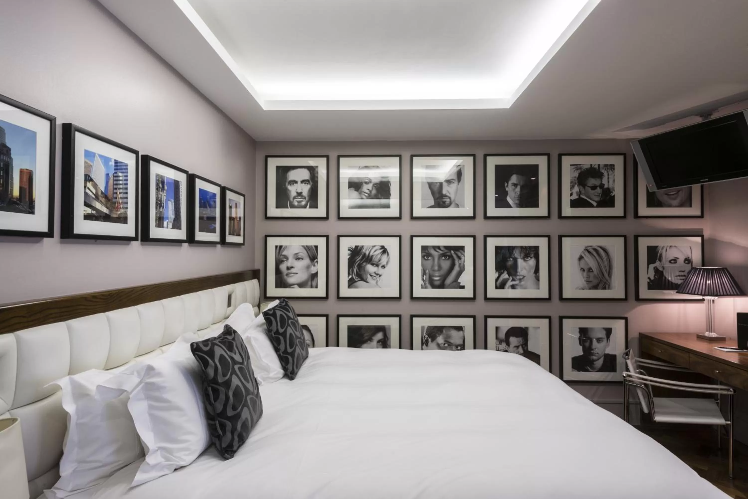 Photo of the whole room, Bed in Le Monde Hotel