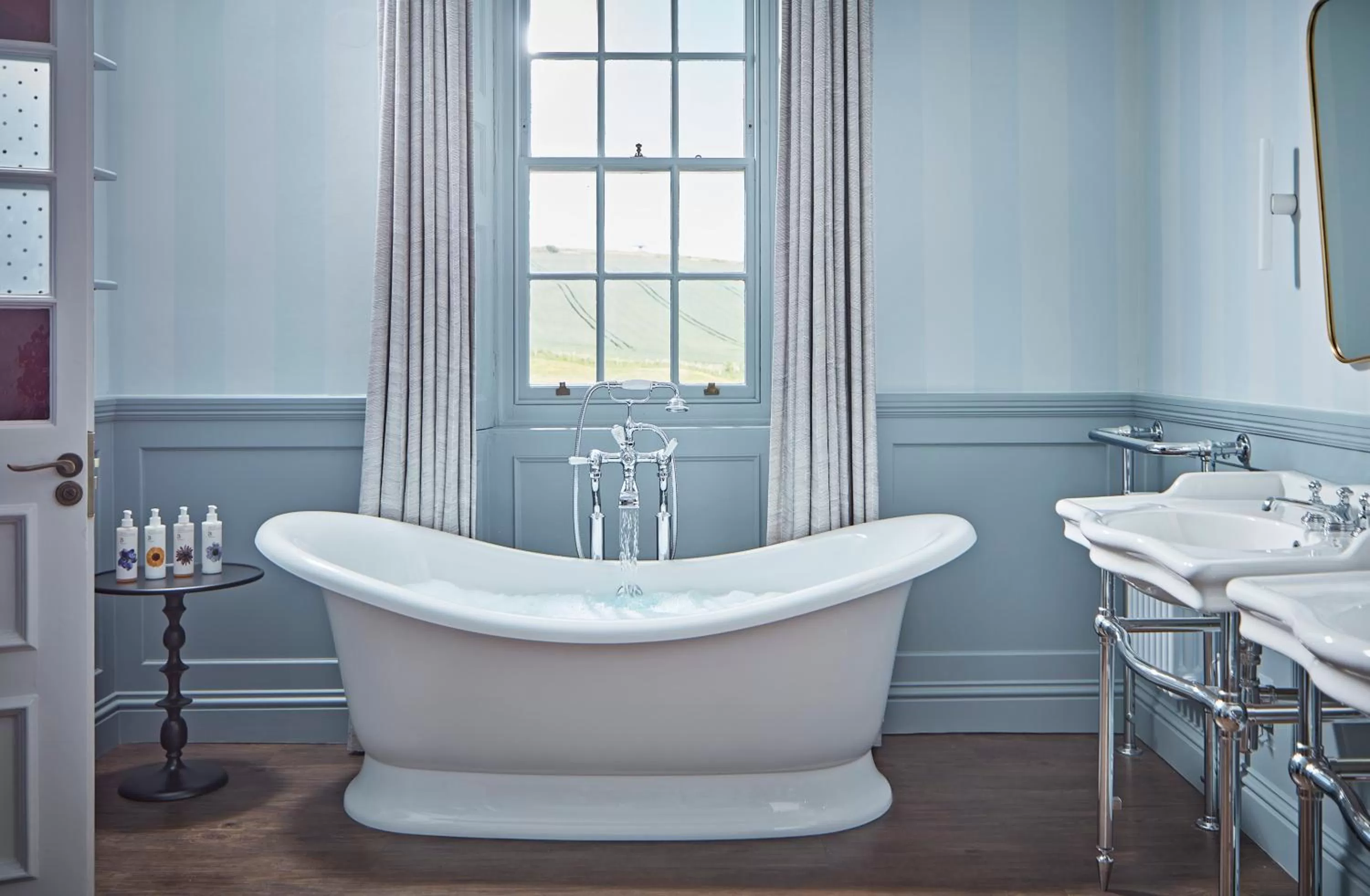 Bathroom in Moonfleet Manor Hotel