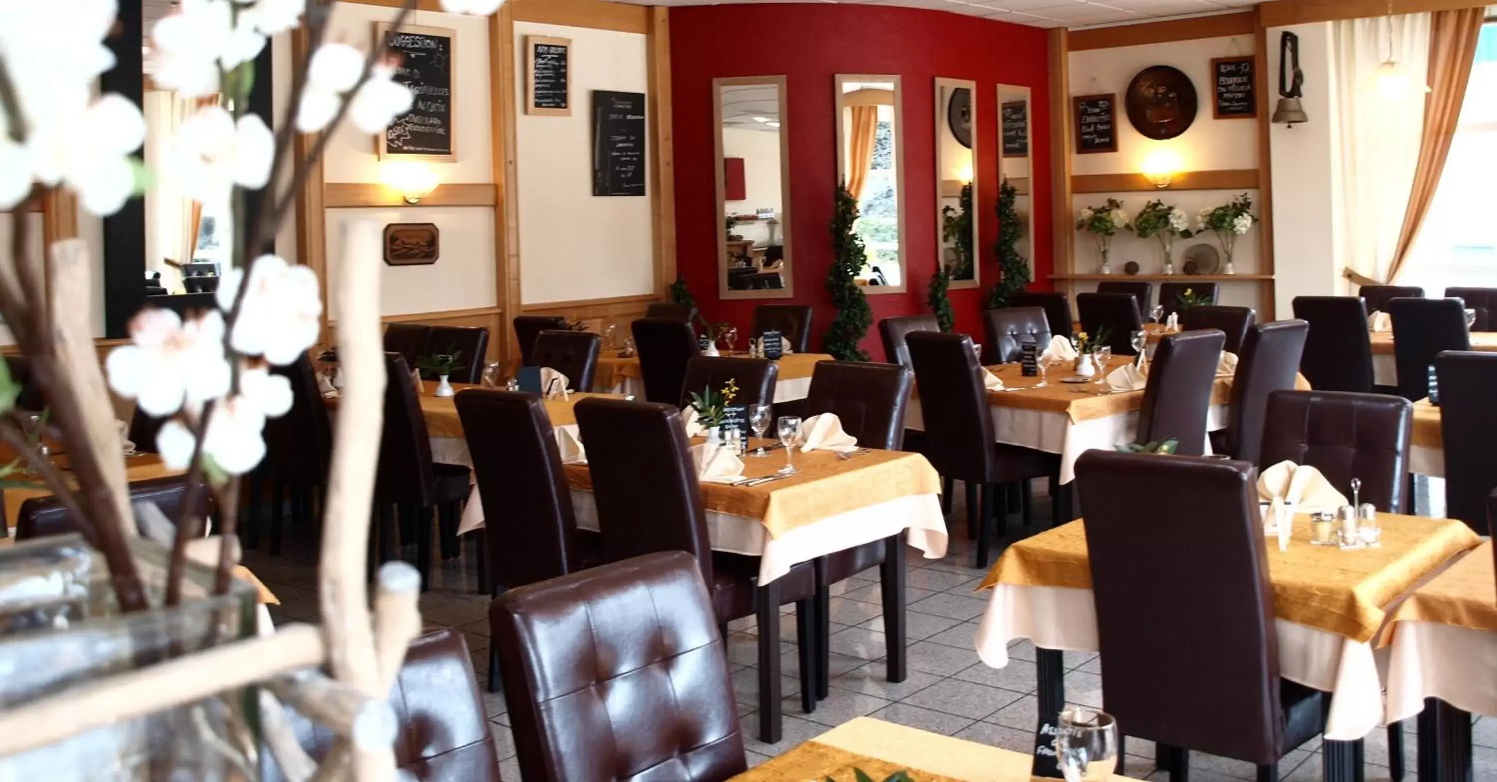 Restaurant/Places to Eat in The Originals City, Hôtel du Faucigny, Cluses Ouest