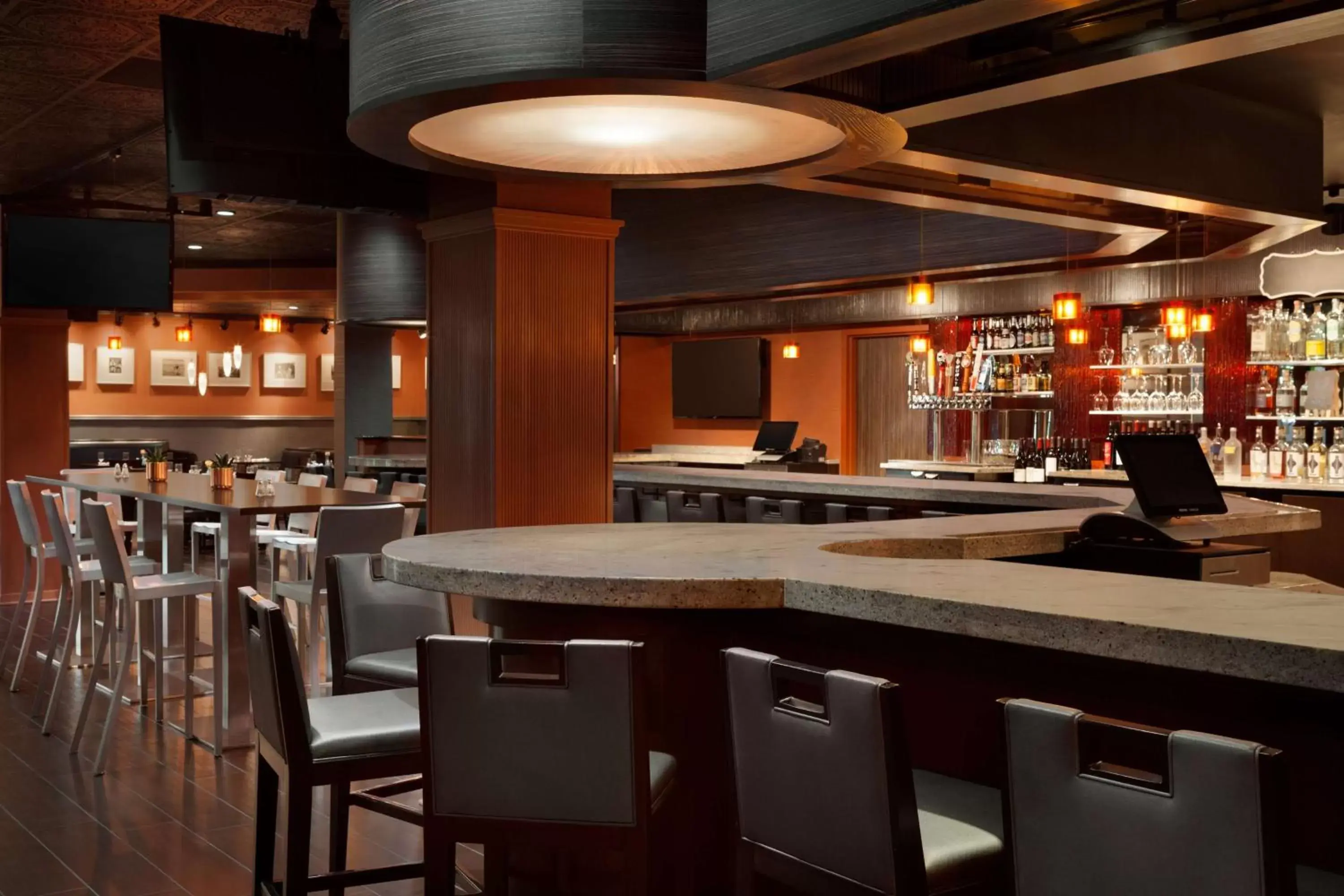 Lounge or bar, Restaurant/Places to Eat in DoubleTree by Hilton Minneapolis Park Place