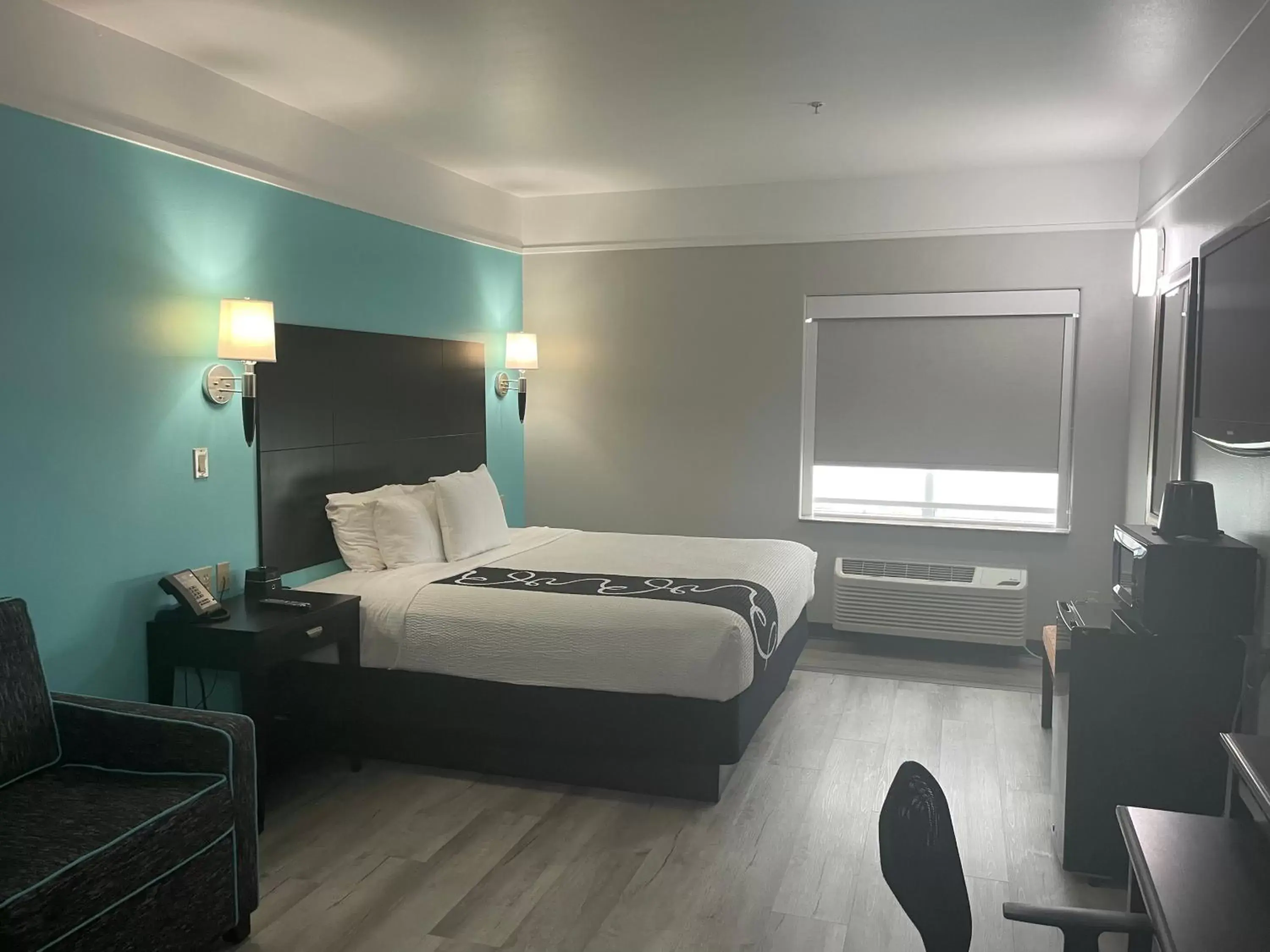 Photo of the whole room, Bed in La Quinta Inn Suites by Wyndham Raymondville Harlingen