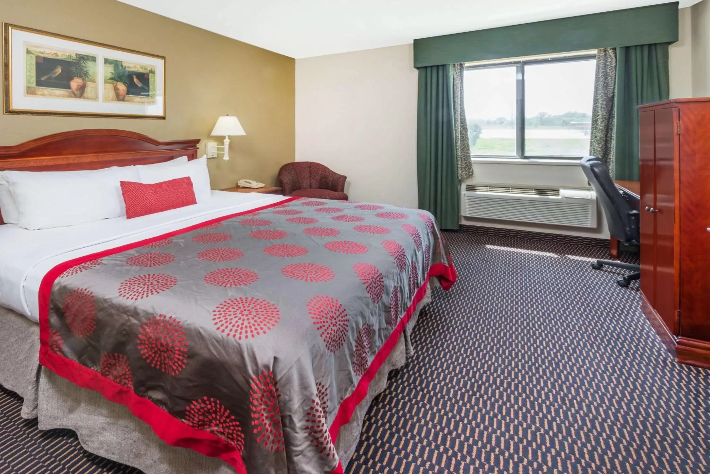 Photo of the whole room, Bed in Ramada by Wyndham Columbia