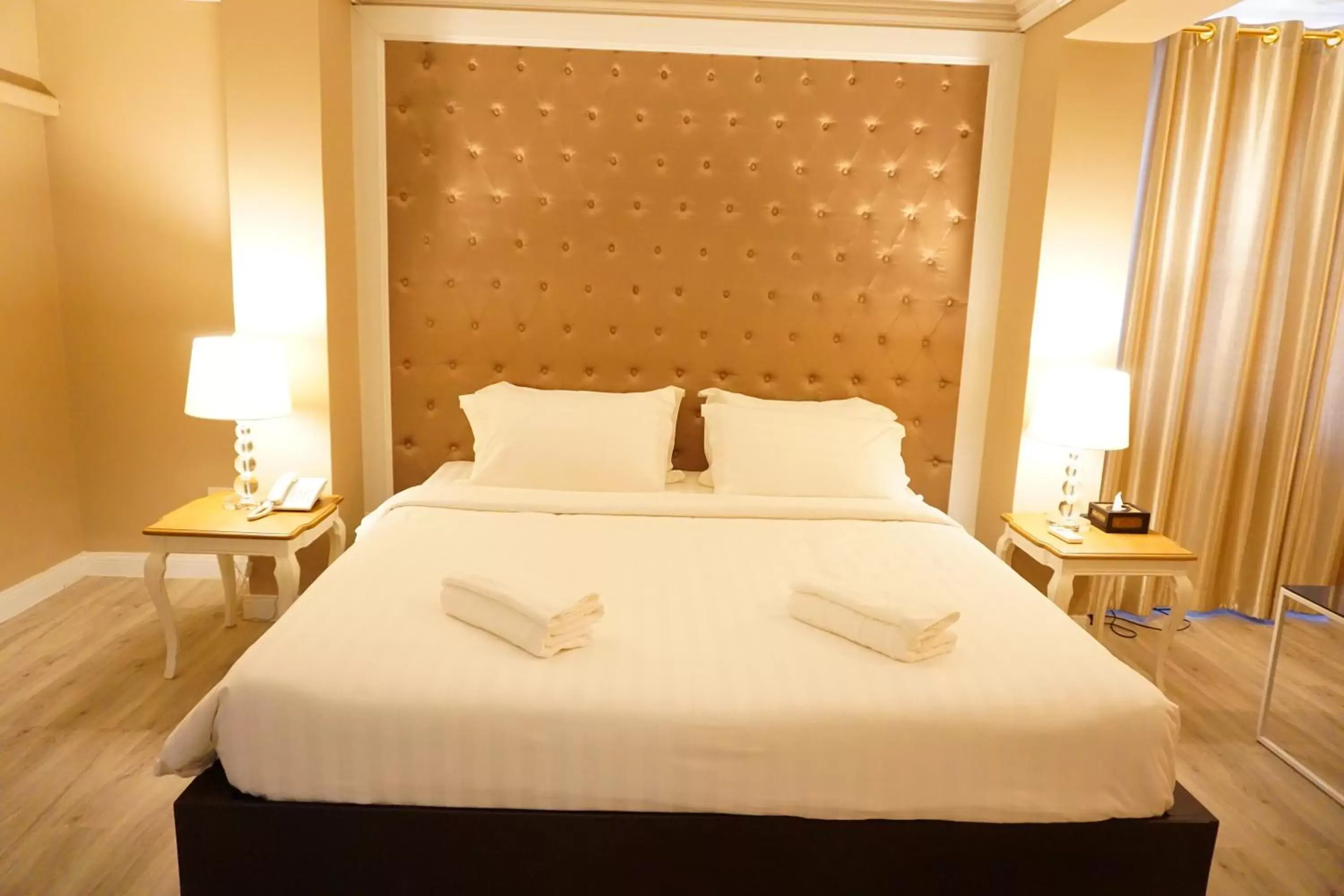 Bed in Taris Art Hotel Phrae