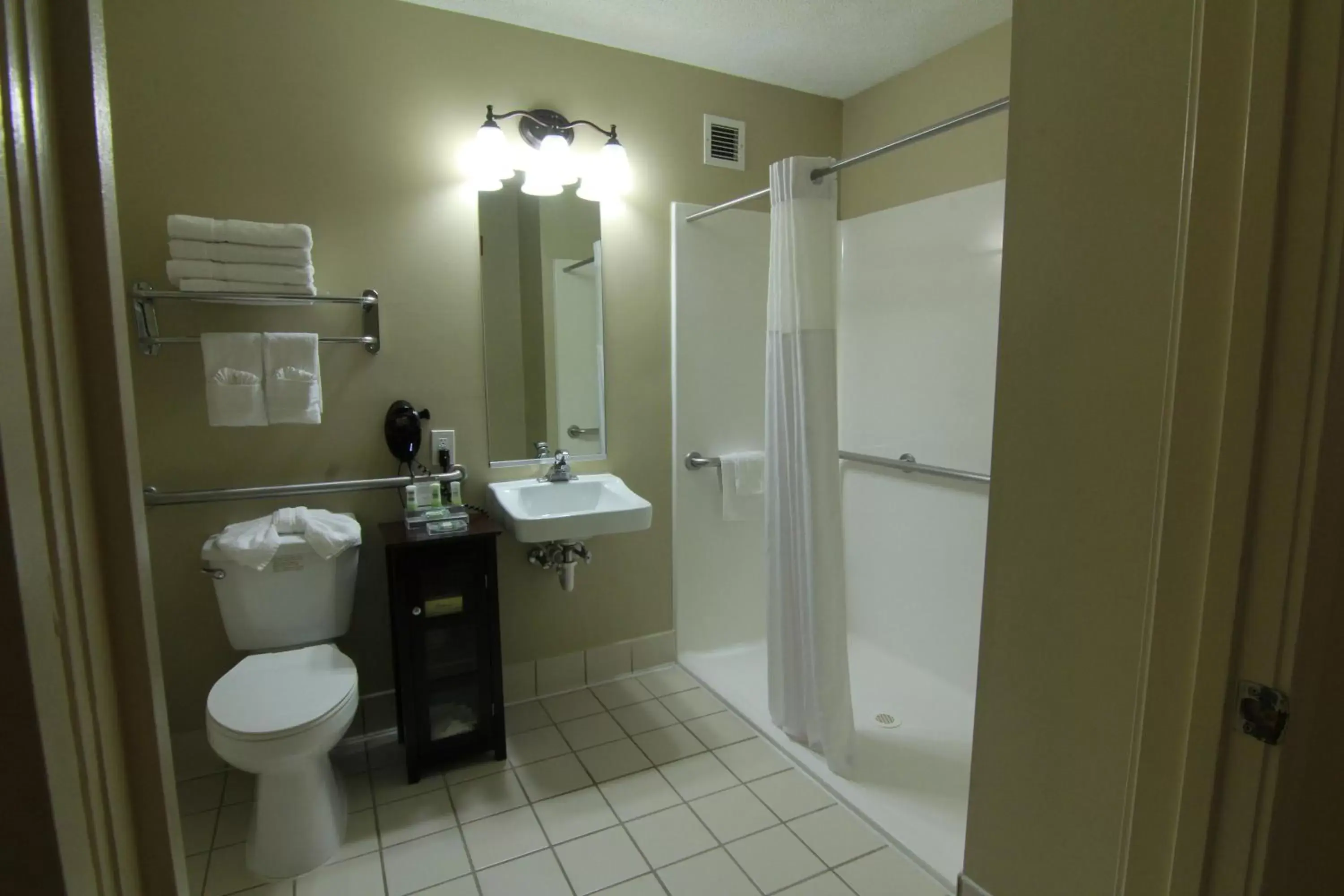 Bathroom in Country Inn & Suites by Radisson, Annapolis, MD