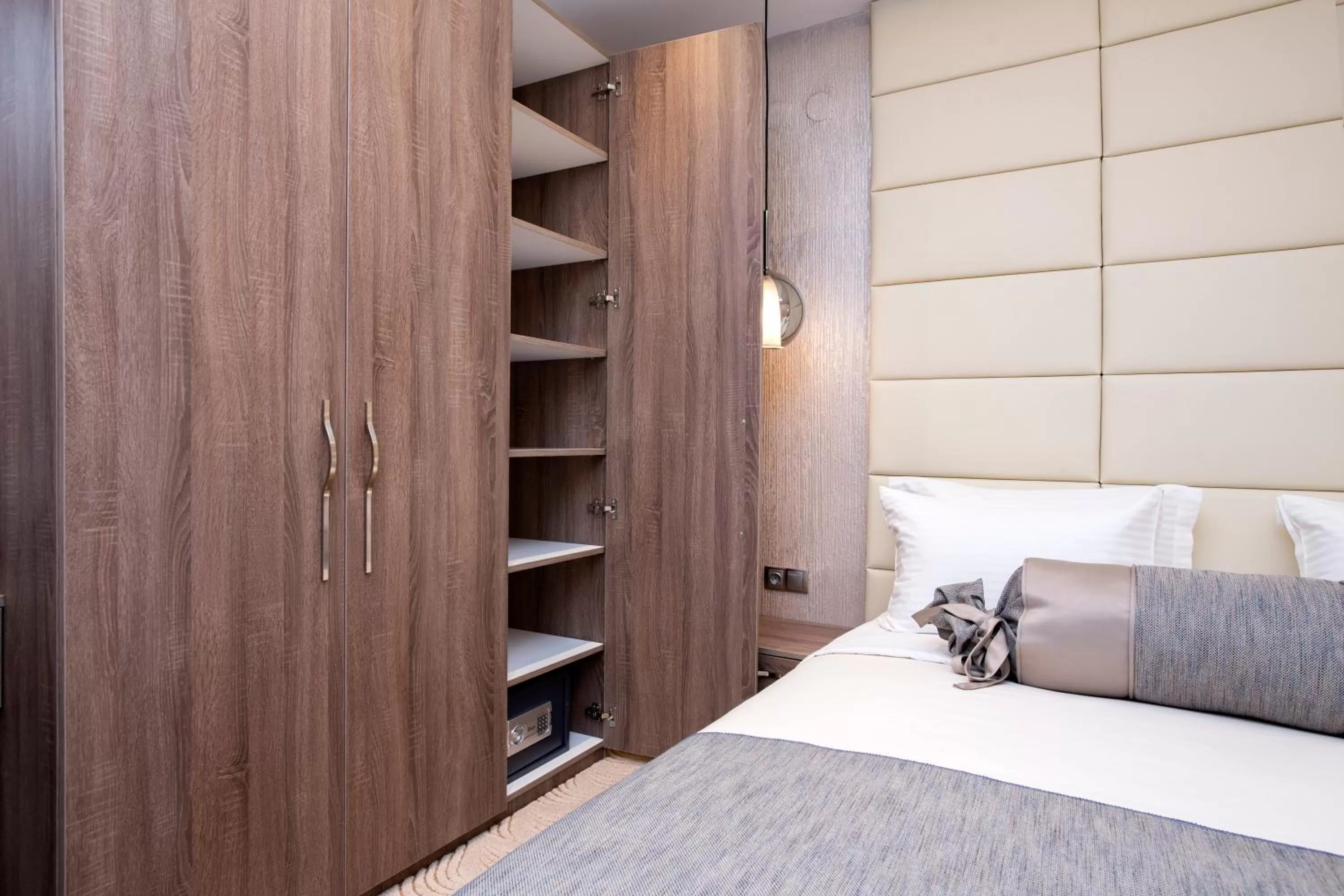 Bed in Family Hotel Business Club