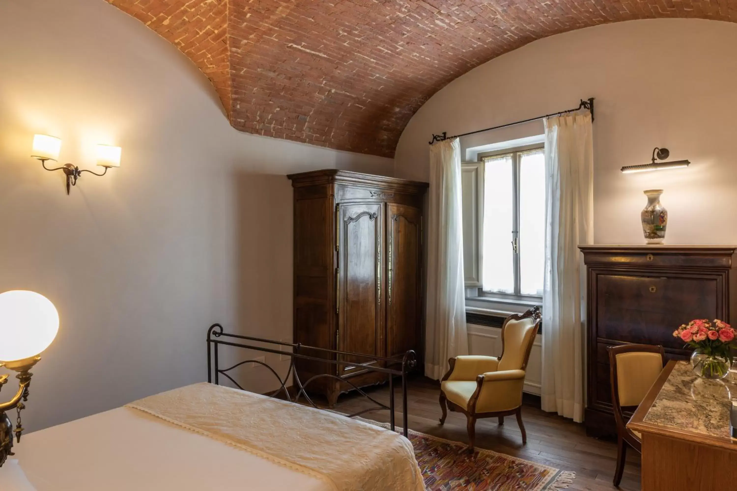 Photo of the whole room, Bed in Hotel Mulino di Firenze - WorldHotels Crafted