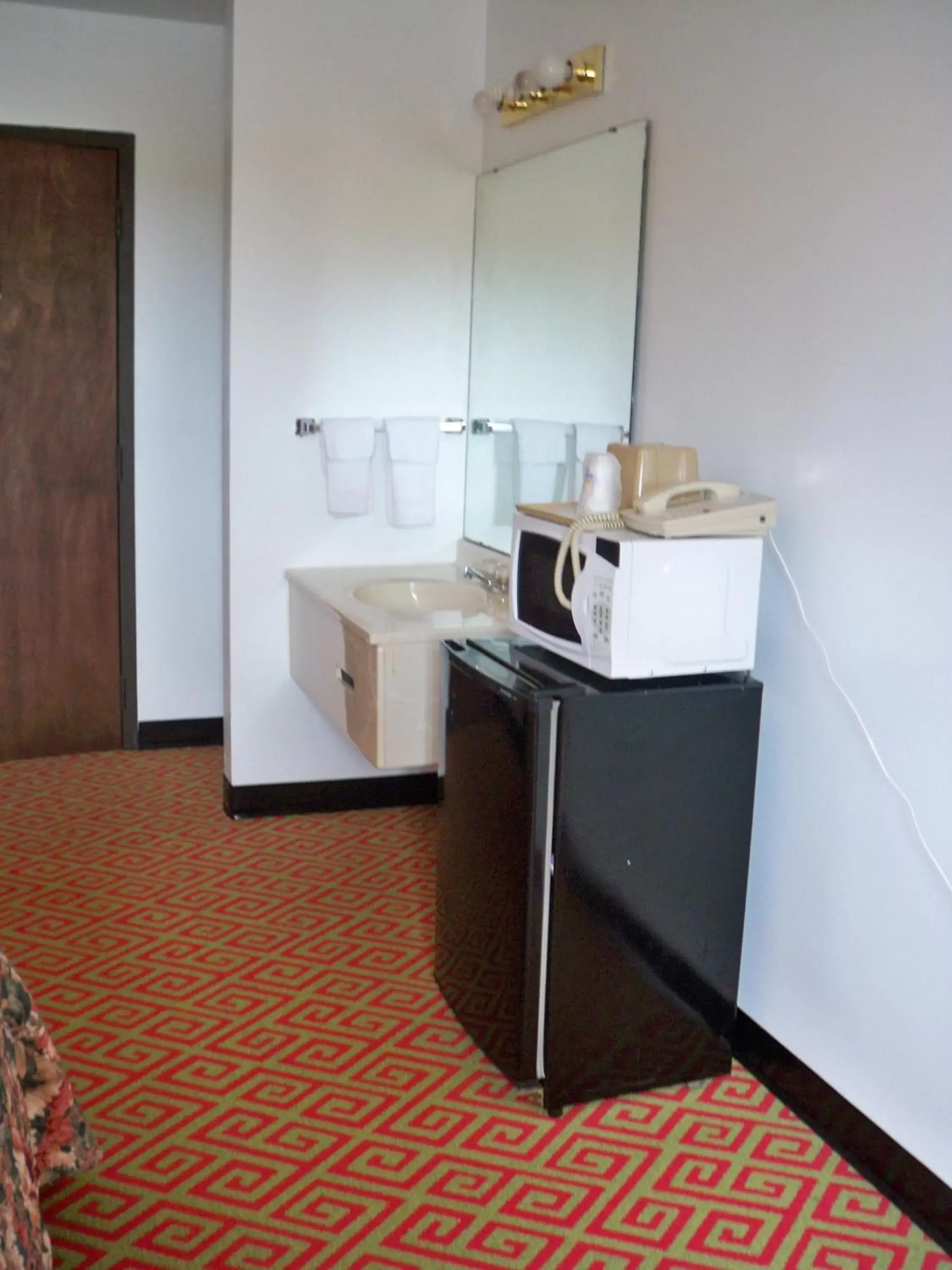 Kitchen or kitchenette, Bathroom in Economy Inn Wentzville