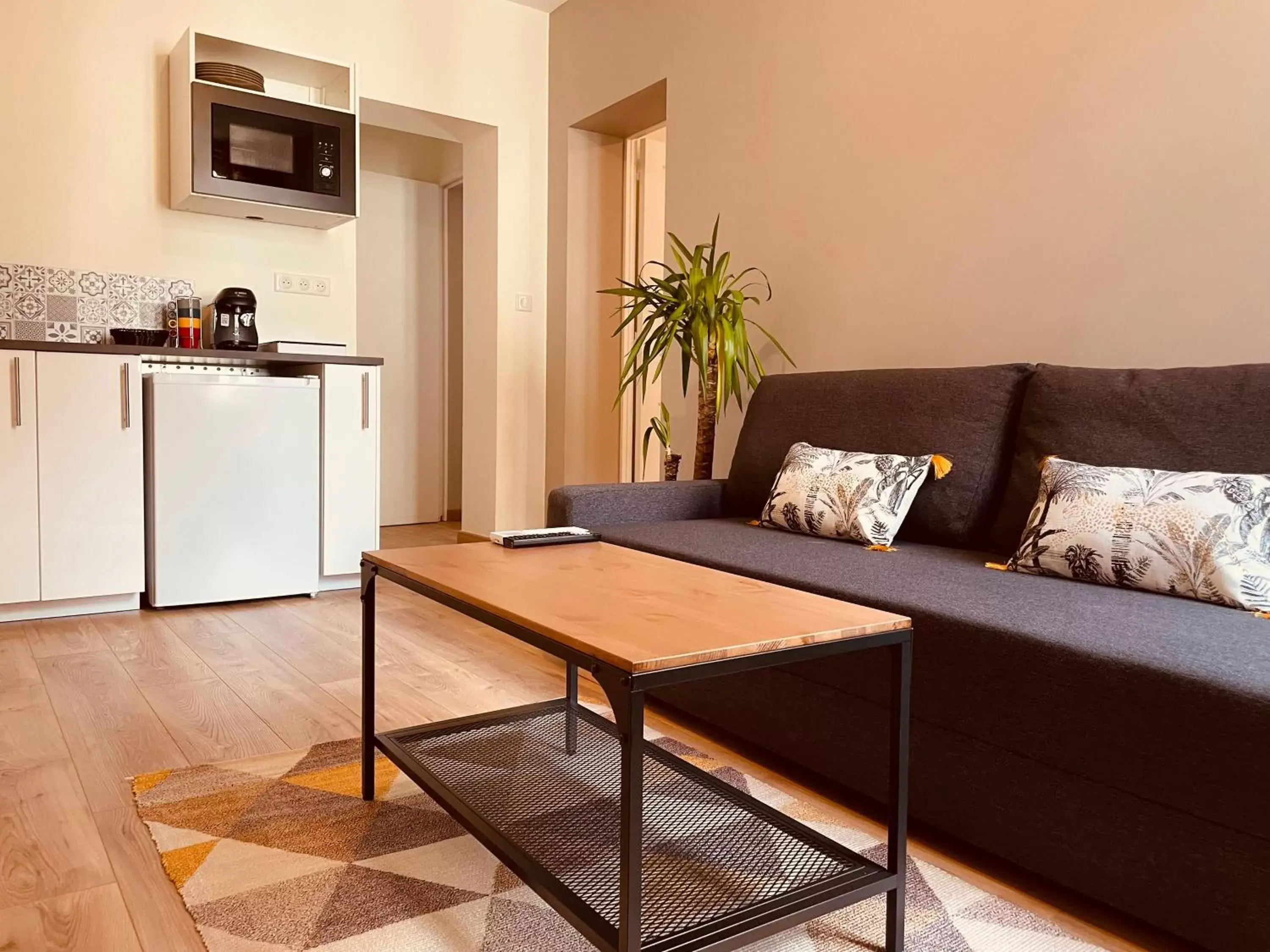 Kitchen or kitchenette, Seating Area in Maison De La Tour