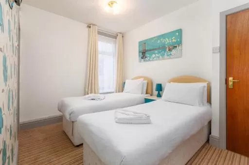 Budget Twin Room in The Sandringham Court Hotel & Sports Bar-Groups Welcome here-High Speed Wi-Fi