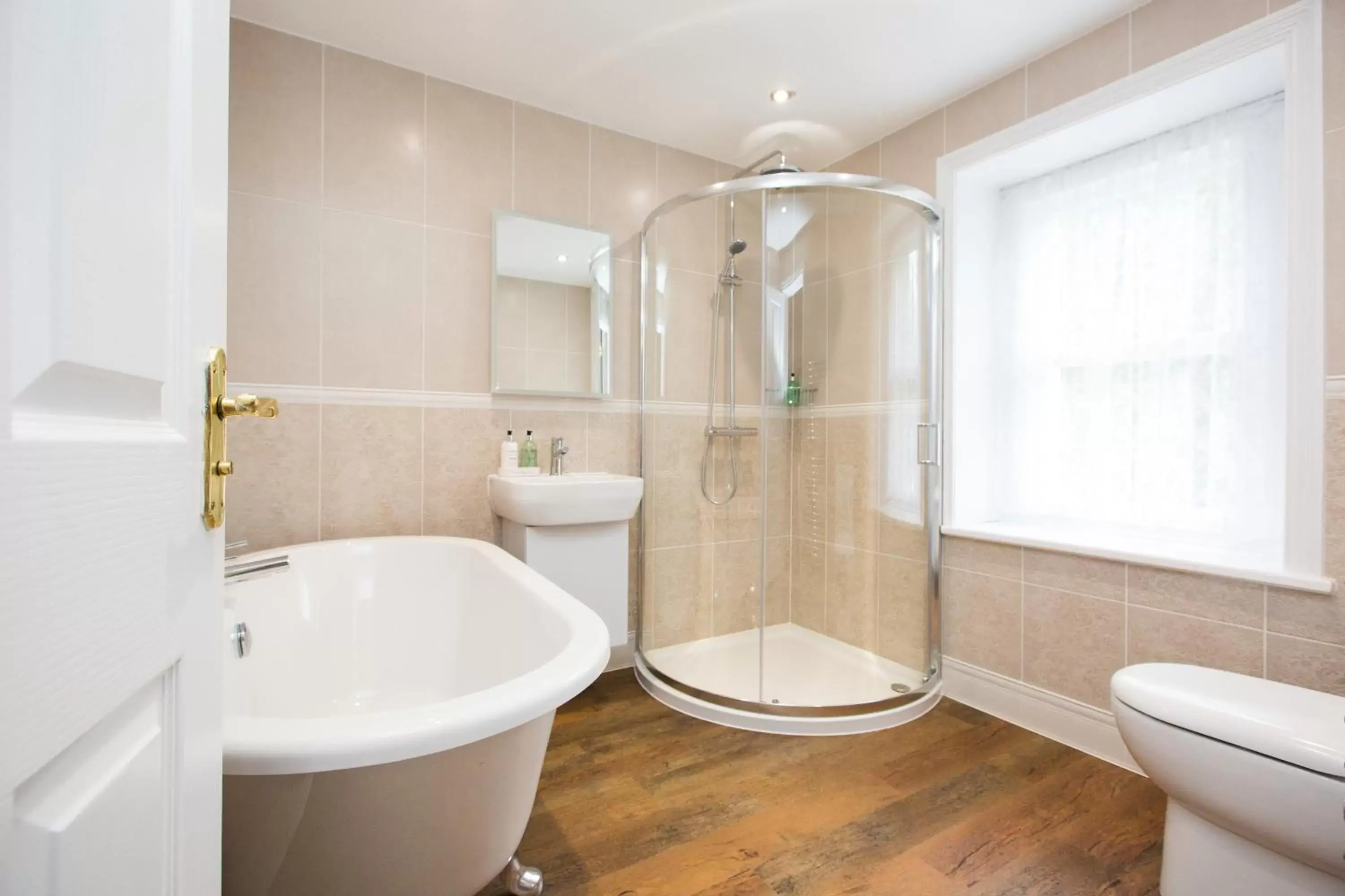 Bathroom in The Leathes Head Hotel