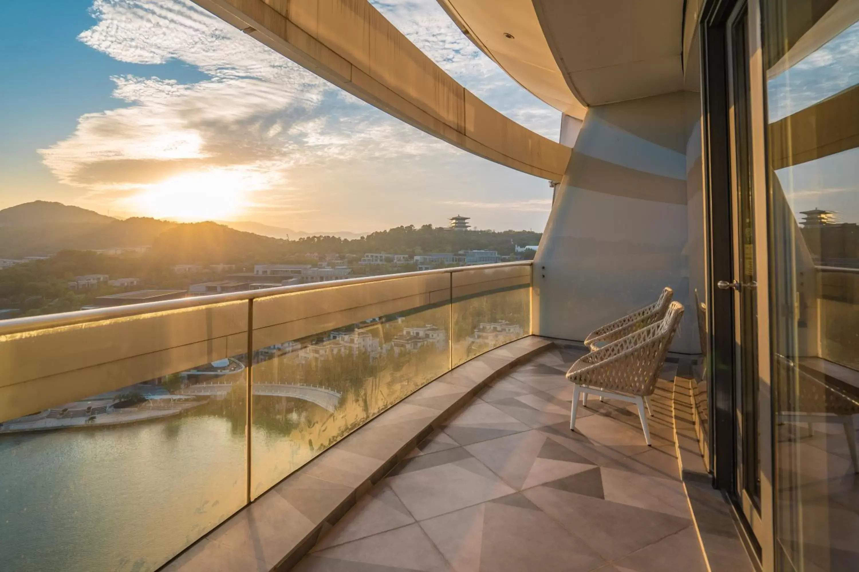 King Studio Suite with Resort View in Sheraton Huzhou Taihu Lake Hot Spring Resort & Spa King Studio Suite with Resort View in Sheraton Huzhou Taihu Lake Hot Spring Resort & Spa