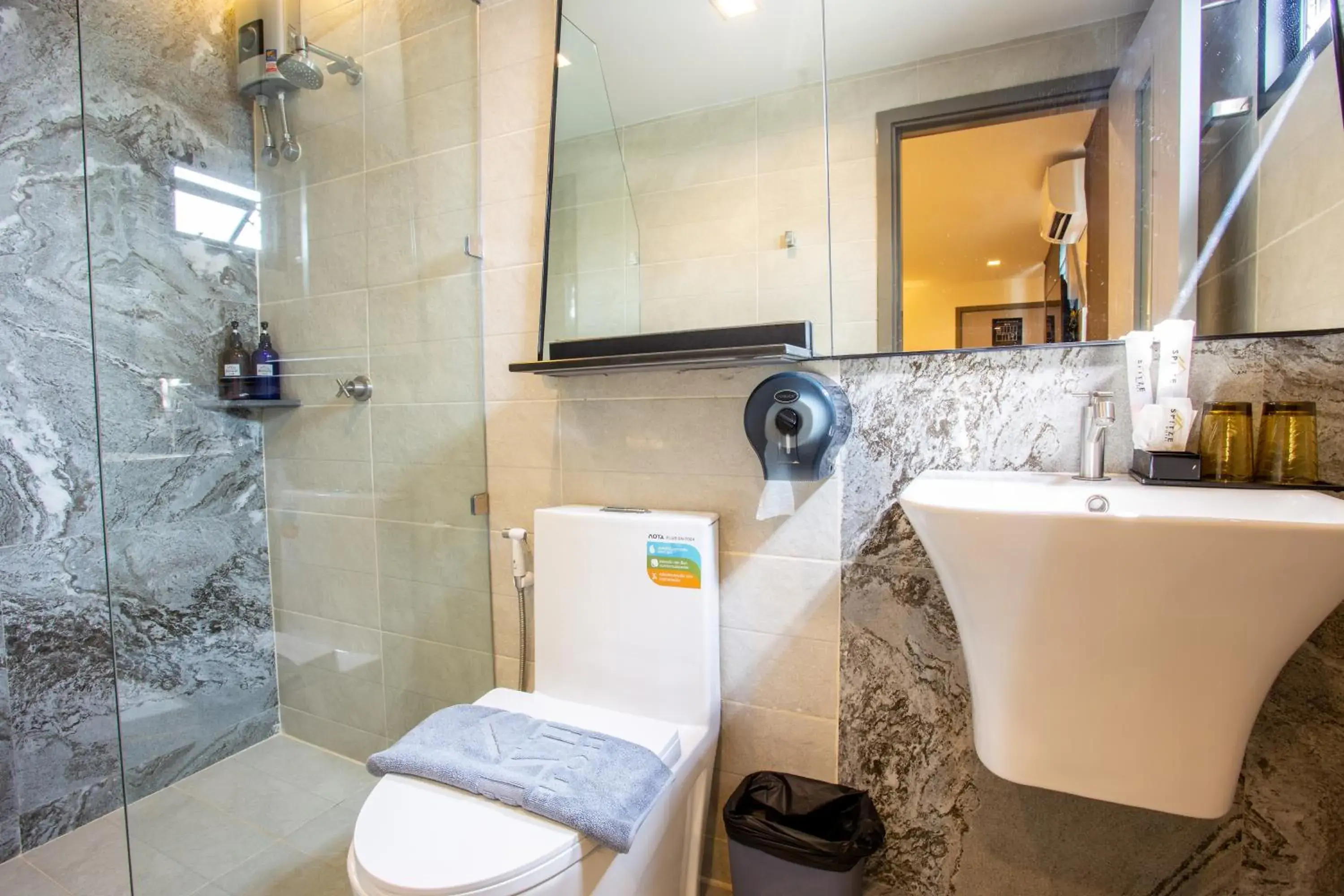 Shower, Bathroom in Spittze Hotel Pratunam