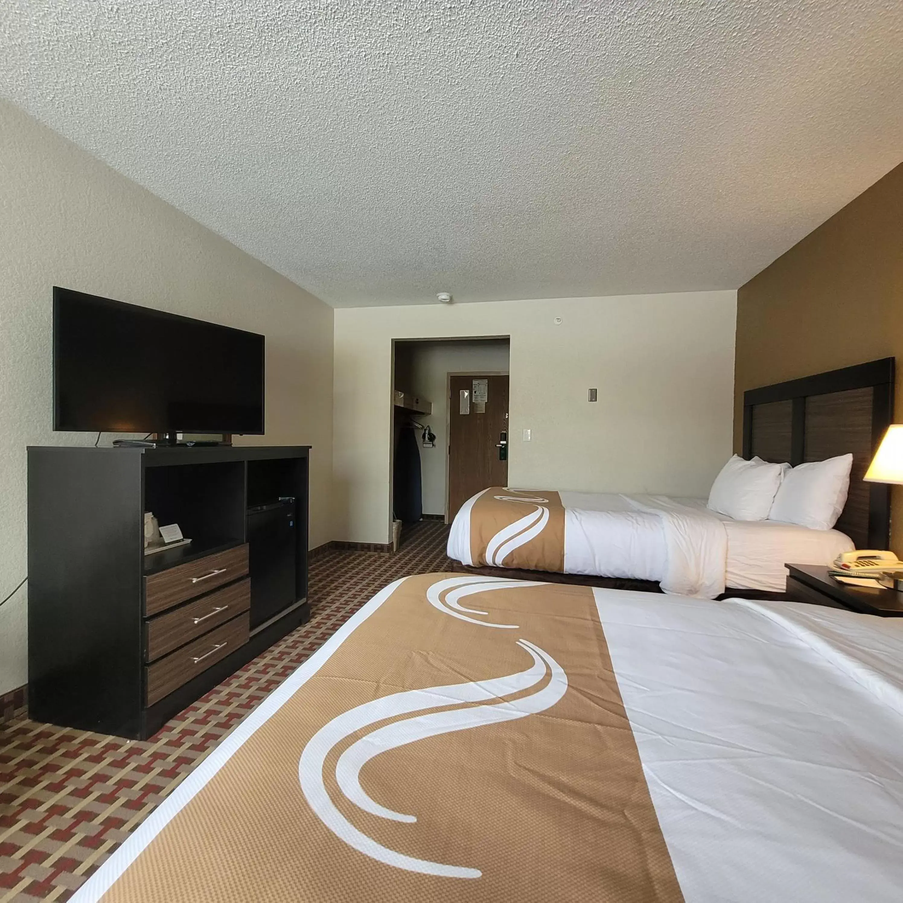 TV and multimedia, Bed in Quality Inn & Suites Marion