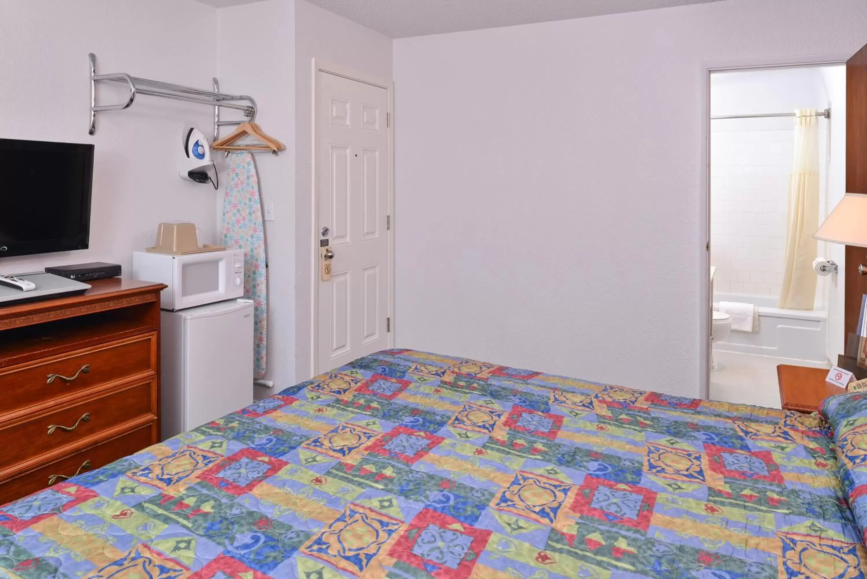 Photo of the whole room, Bed in Maverick Motel