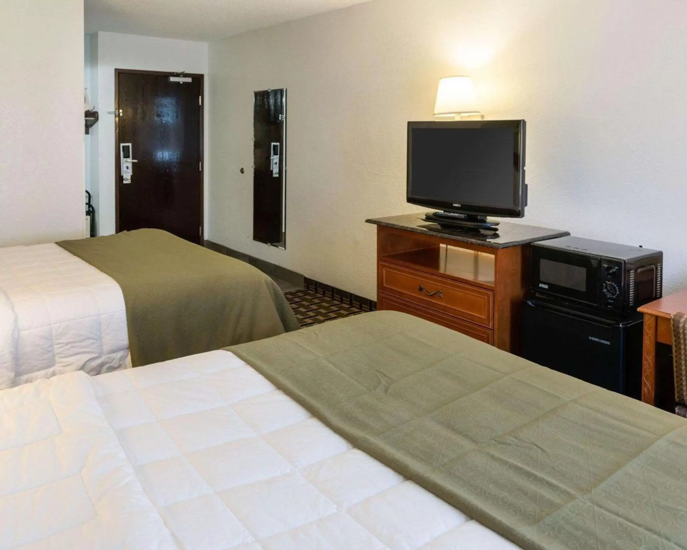 Photo of the whole room, Bed in Quality Inn Photo of the whole room, Bed in Quality Inn