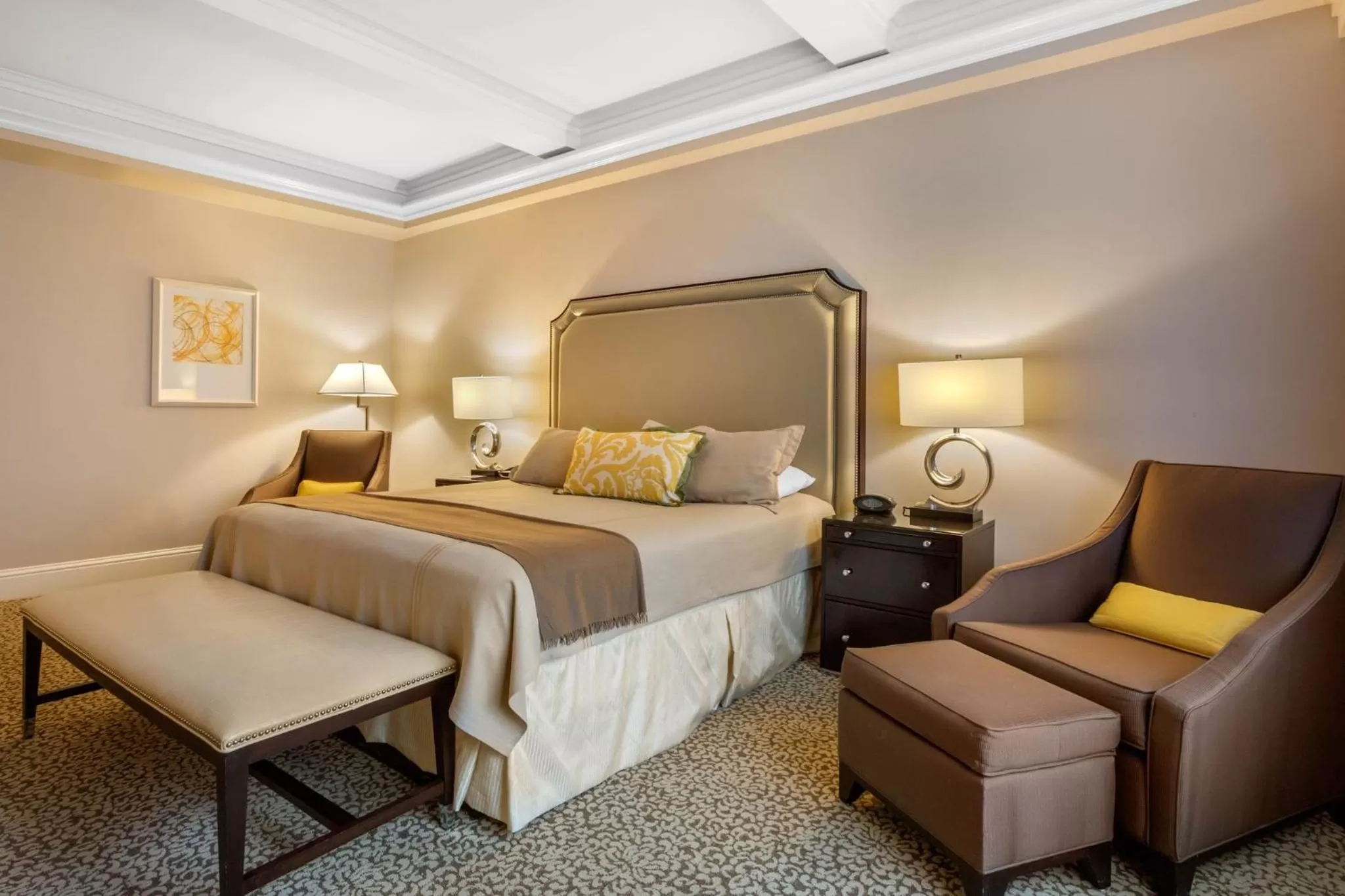 Facade/entrance, Bed in Omni Berkshire Place