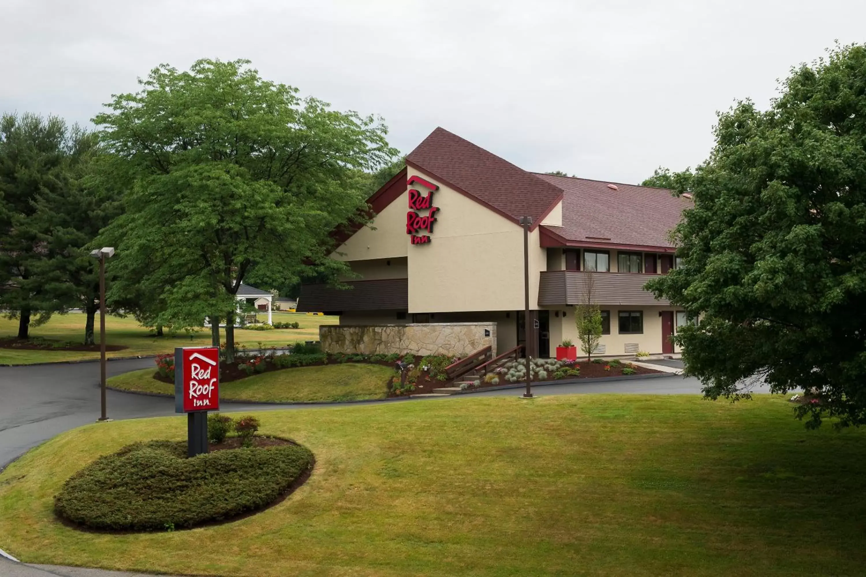 Property building, Garden in Red Roof Inn Boston - Southborough/Worcester