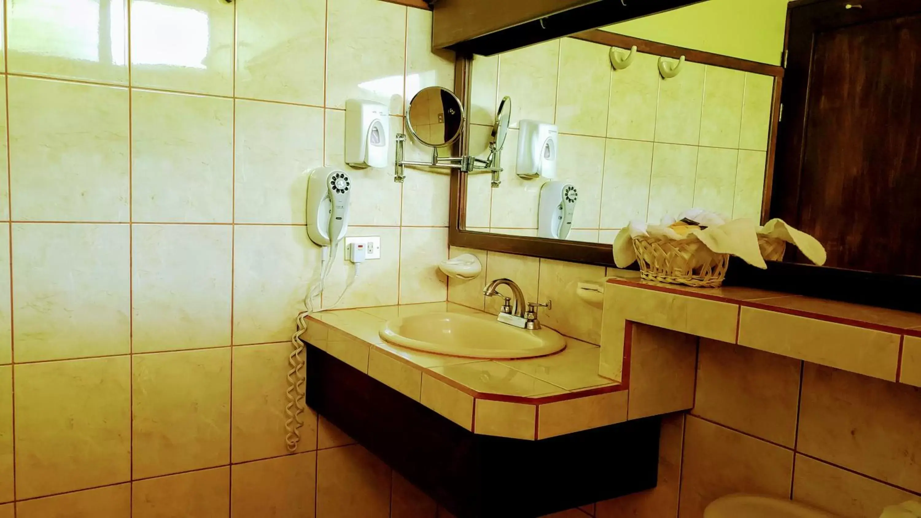 Bathroom in Volcano Lodge, Hotel & Thermal Experience