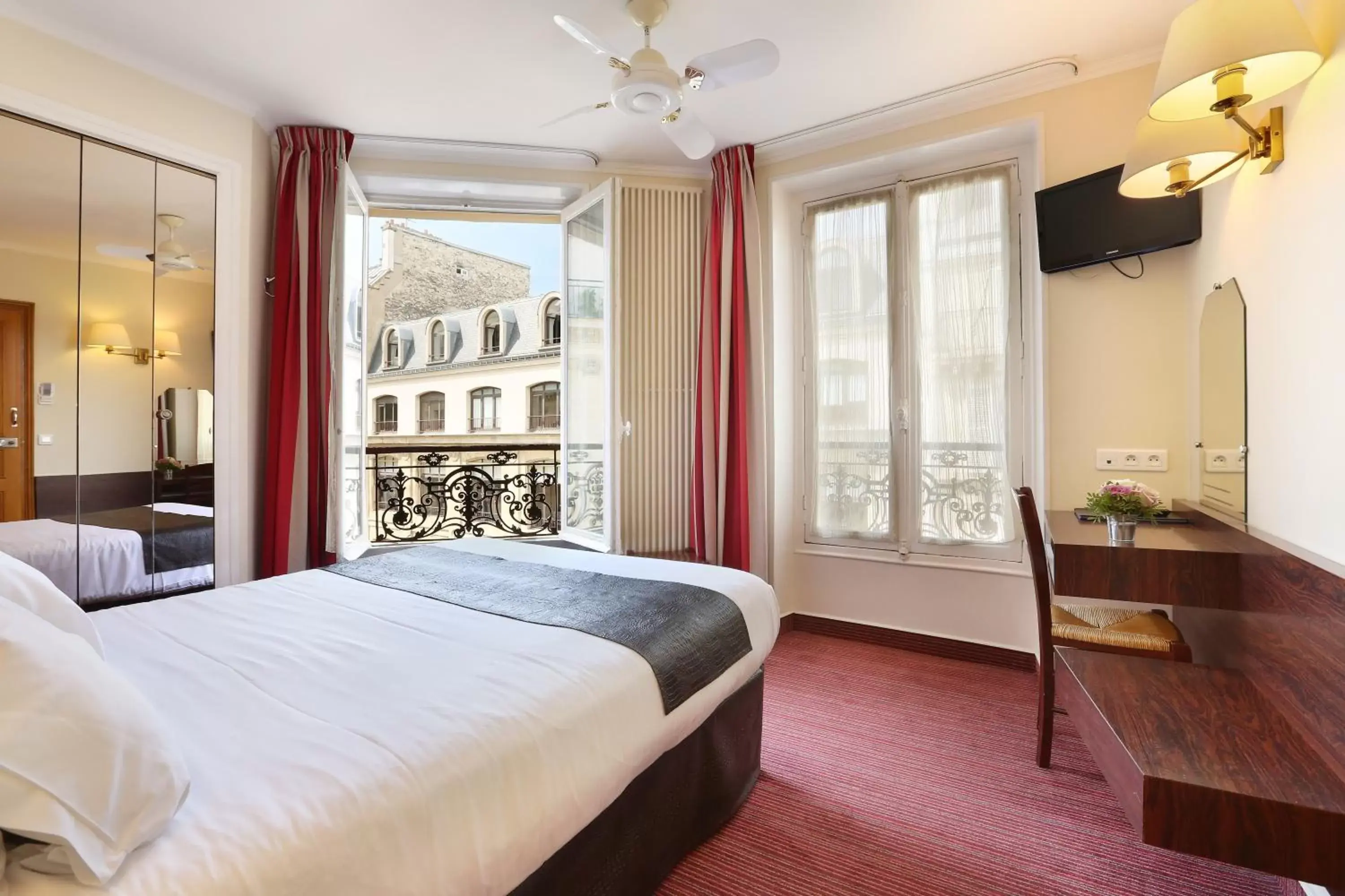Bed in Hotel du College de France