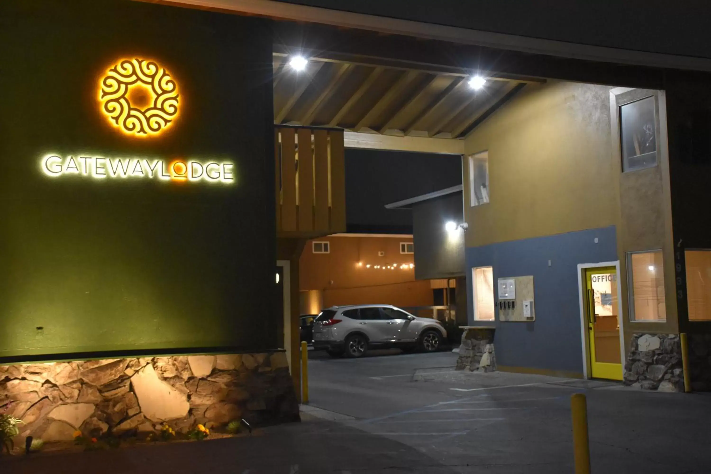 Night in Gateway Lodge
