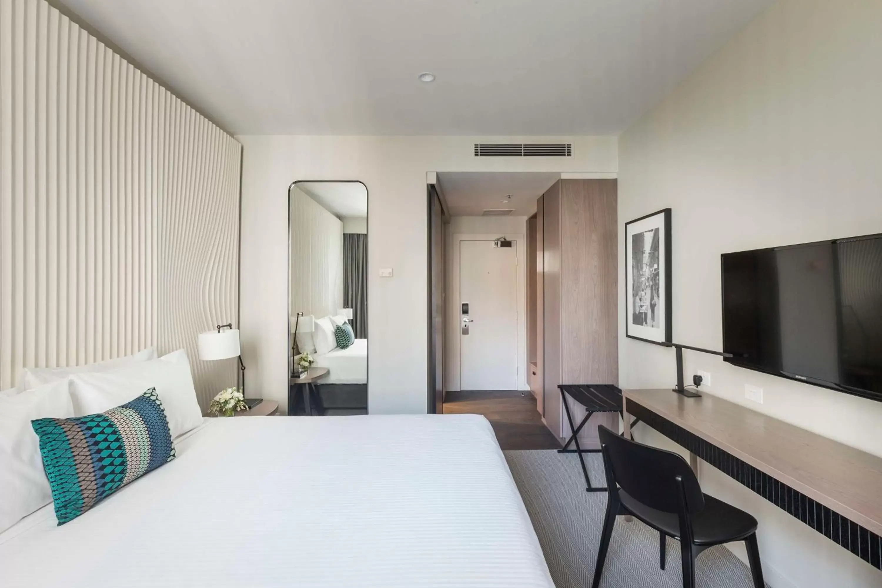 Bed, TV/Entertainment Center in DoubleTree by Hilton Melbourne