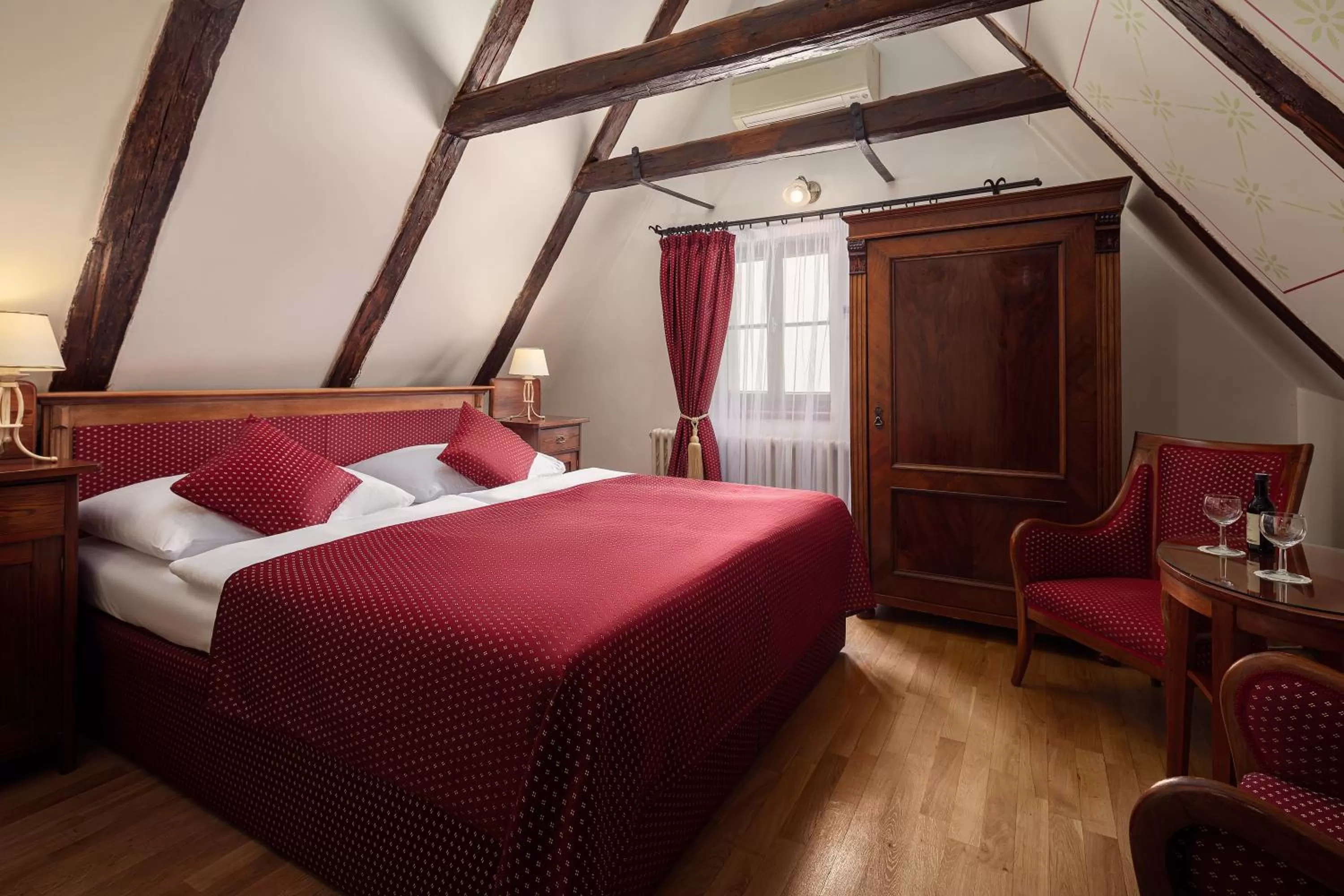 Seating area, Bed in The Charles