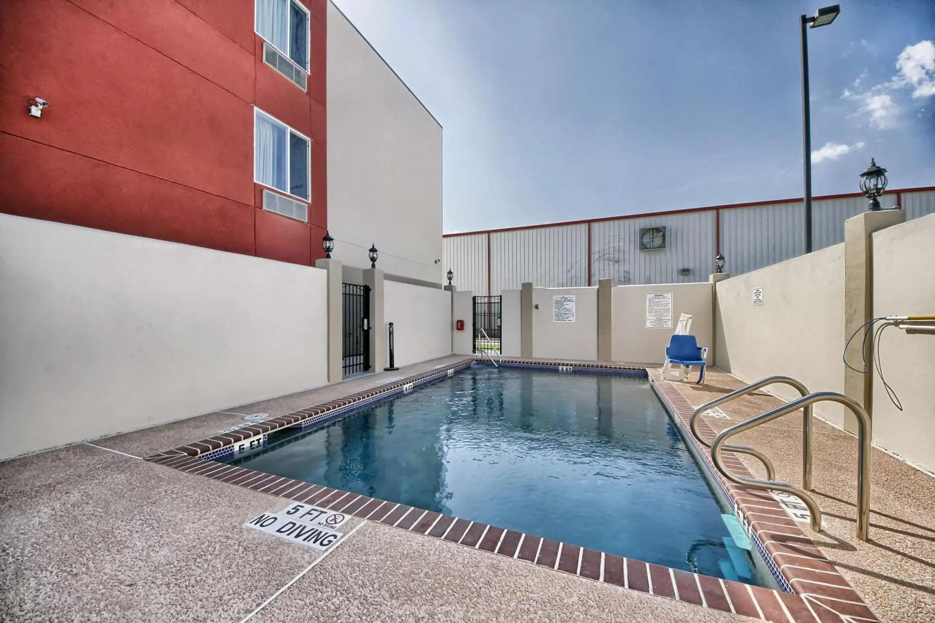 Day, Swimming Pool in Motel 6-Weslaco, TX