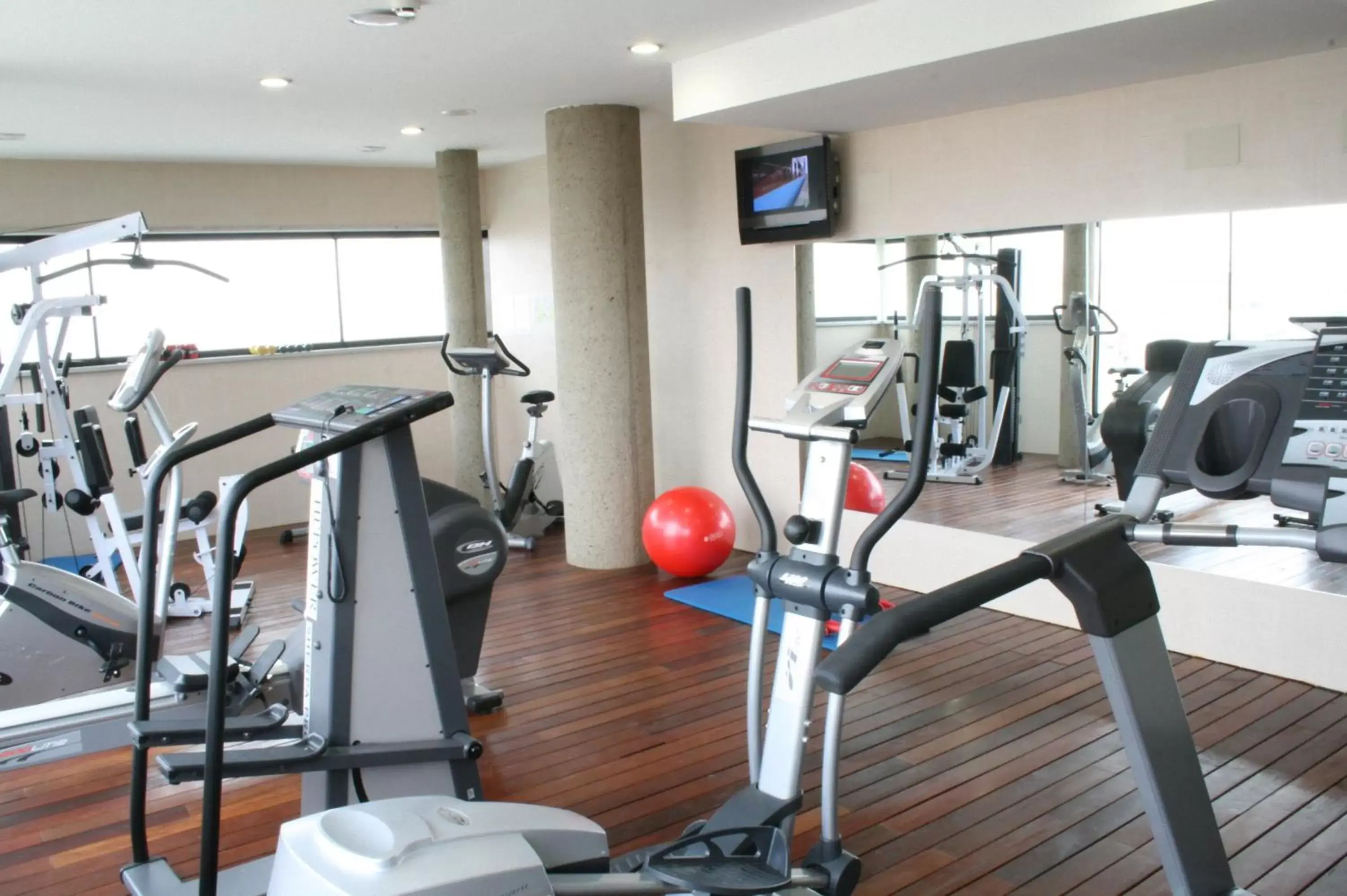 TV and multimedia, Fitness Center/Facilities in Hotel & Spa Real Ciudad De Zaragoza