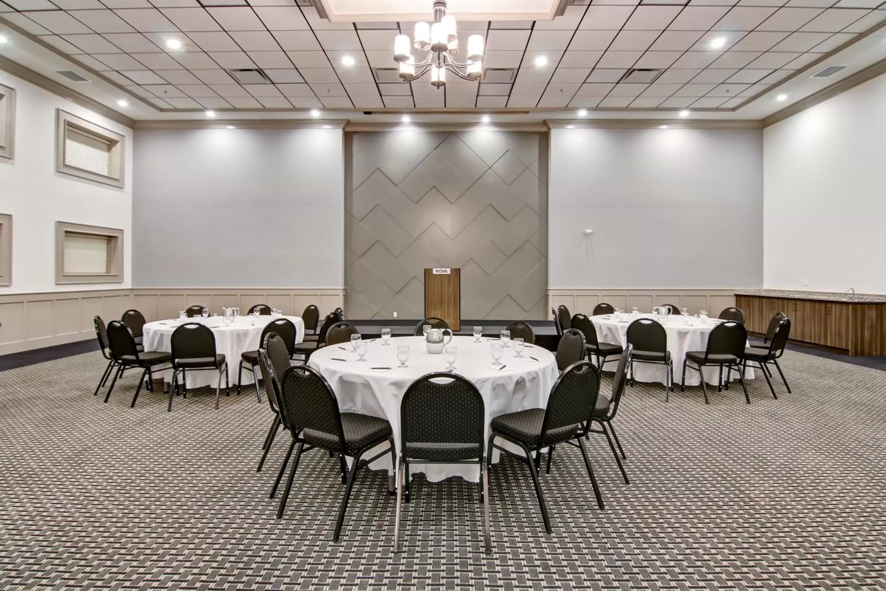 Banquet/Function facilities, Business Area/Conference Room in Chateau Nova Yellowknife