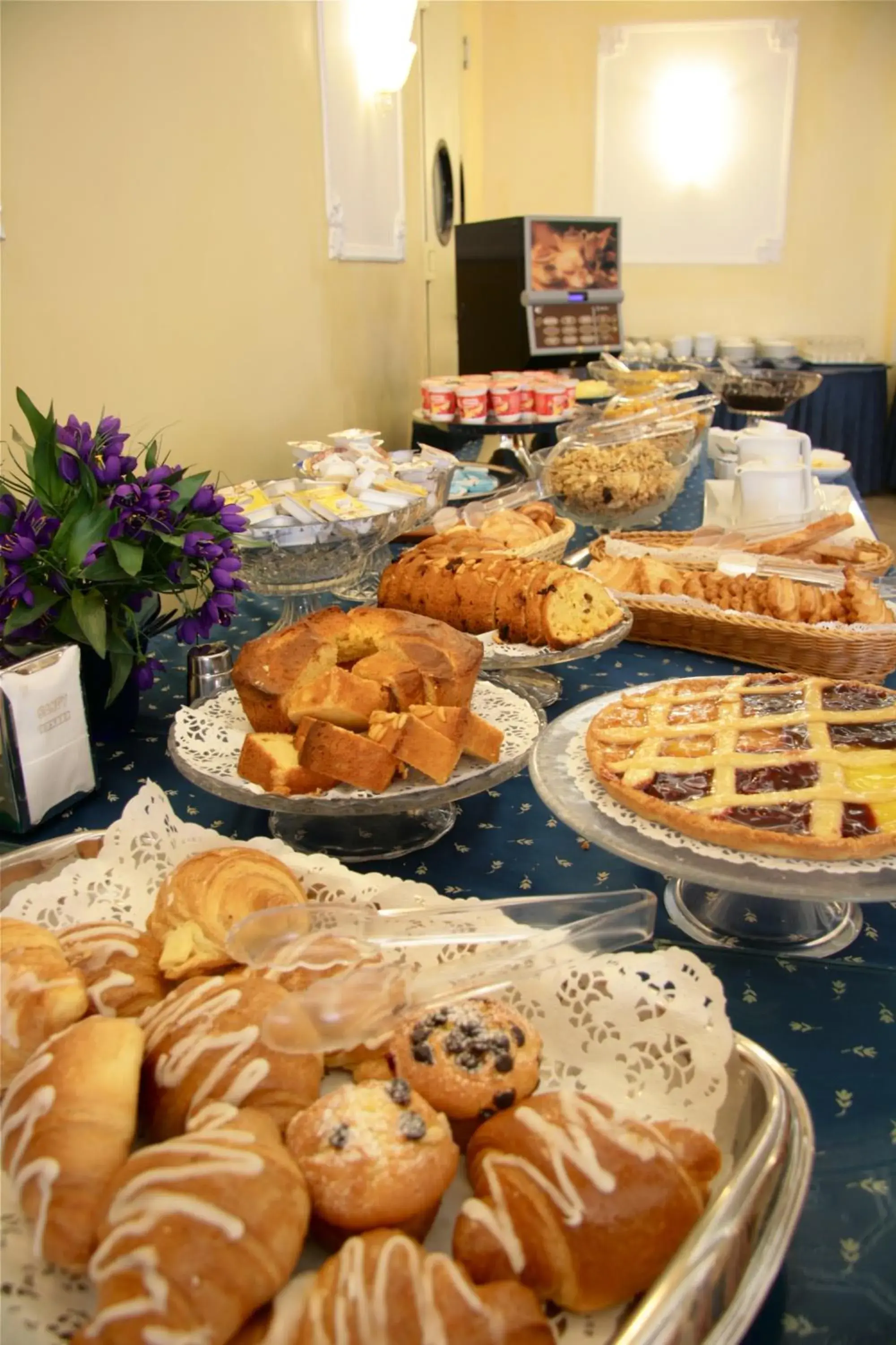 Buffet breakfast in Hotel Continentale