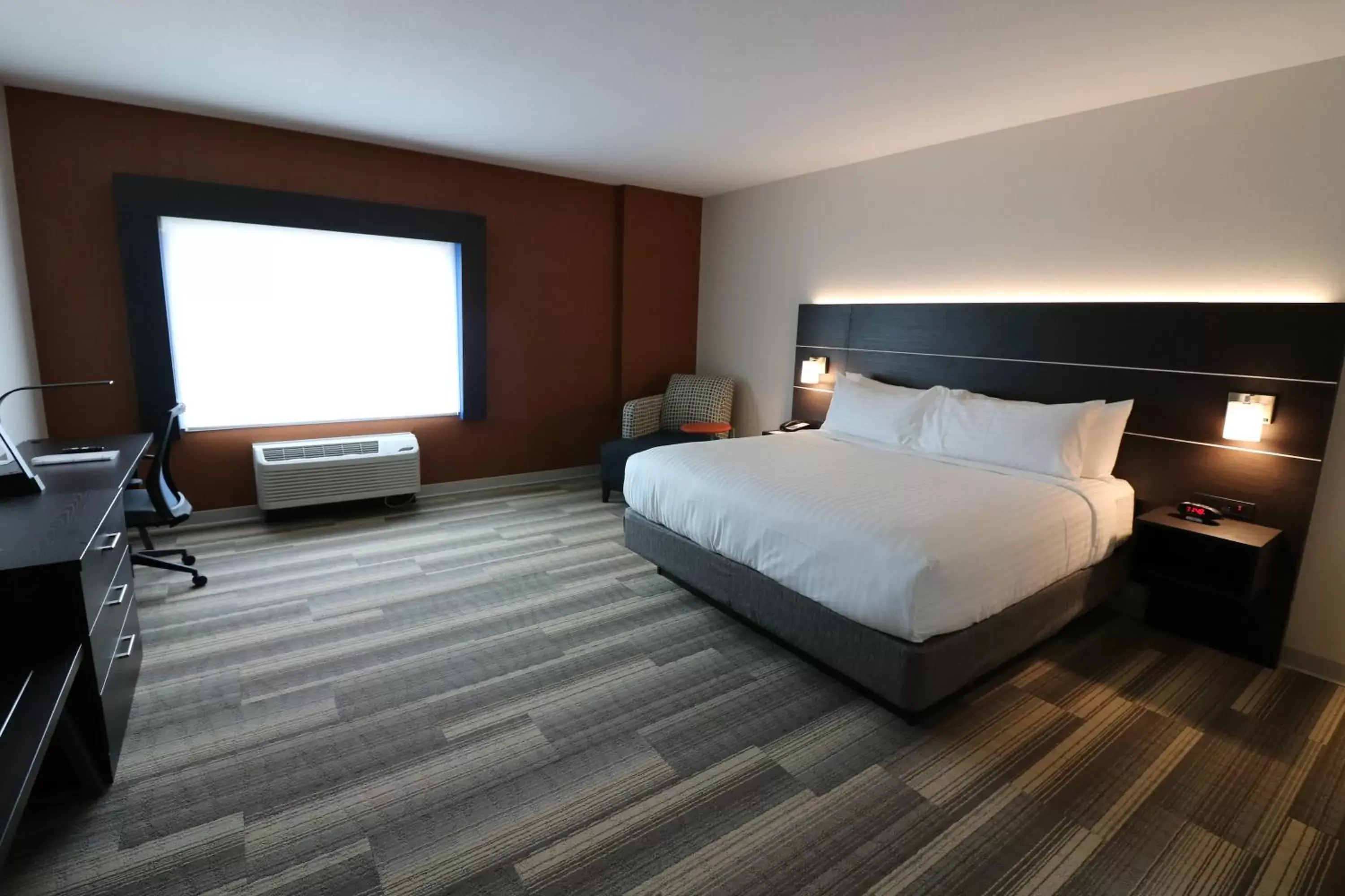 Photo of the whole room, Bed in Holiday Inn Express & Suites - Coffeyville, an IHG Hotel